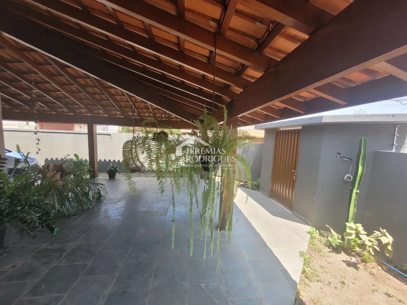 Casa para venda e locação com 3 dormitórios no Parque São Domingos em Pindamonhangaba/SP.