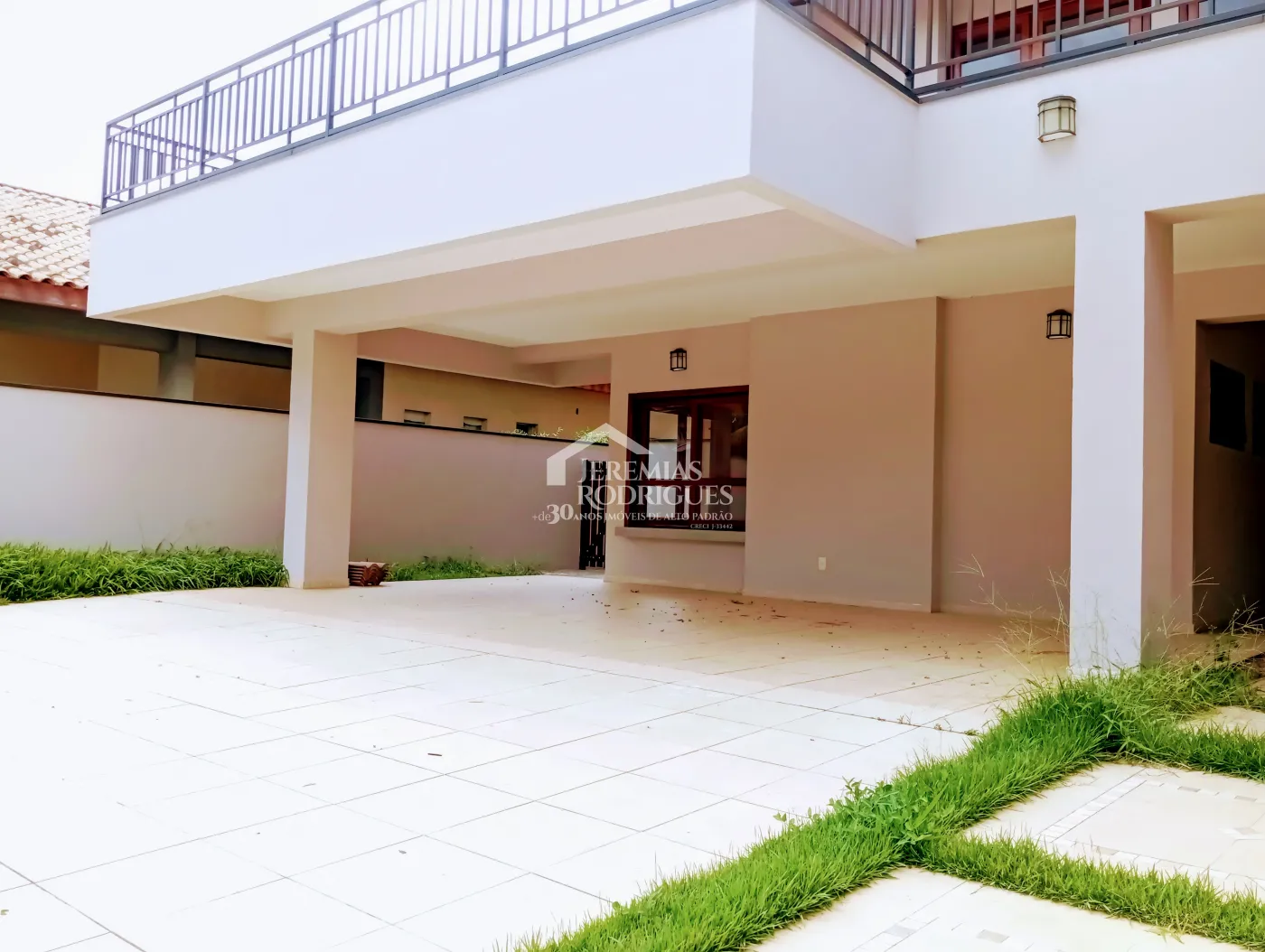 Casa à venda e locação com 4 suítes no Condomínio Colonial Village I em Pindamonhangaba/SP.
