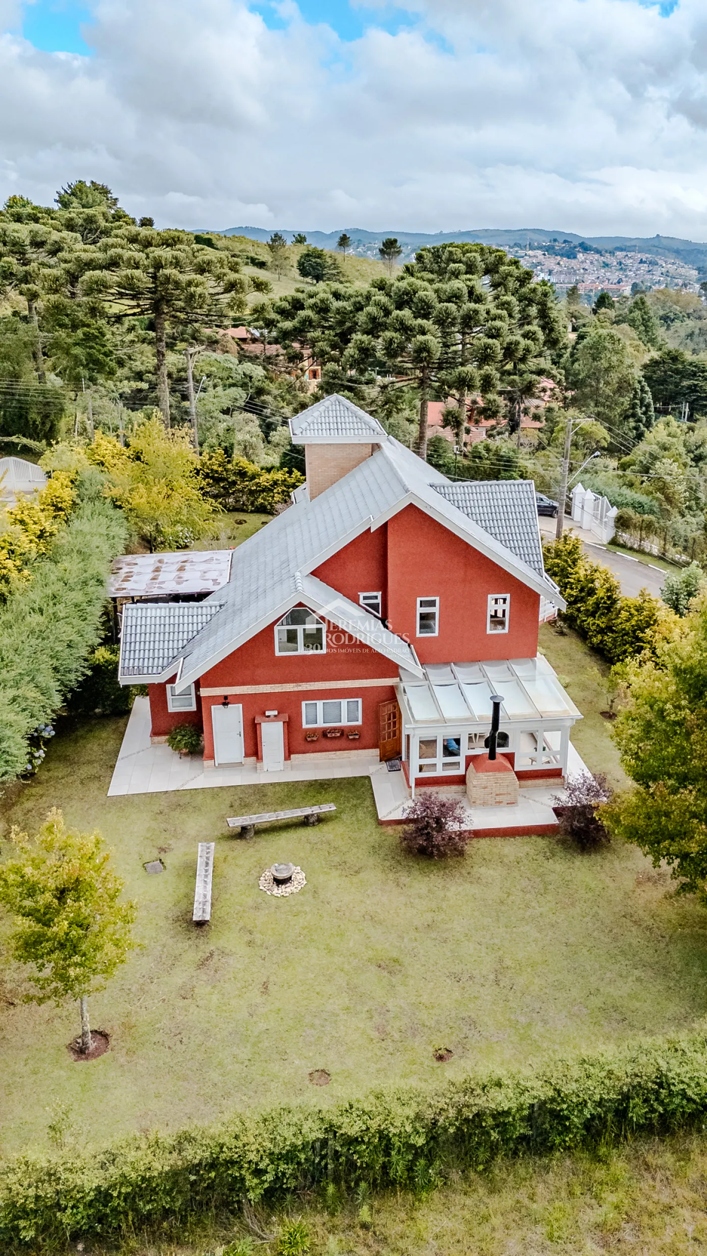 Casa assobradada à venda com 3 dormitórios no Condomínio Aldeia Austríaca em Campos do Jordão/SP.