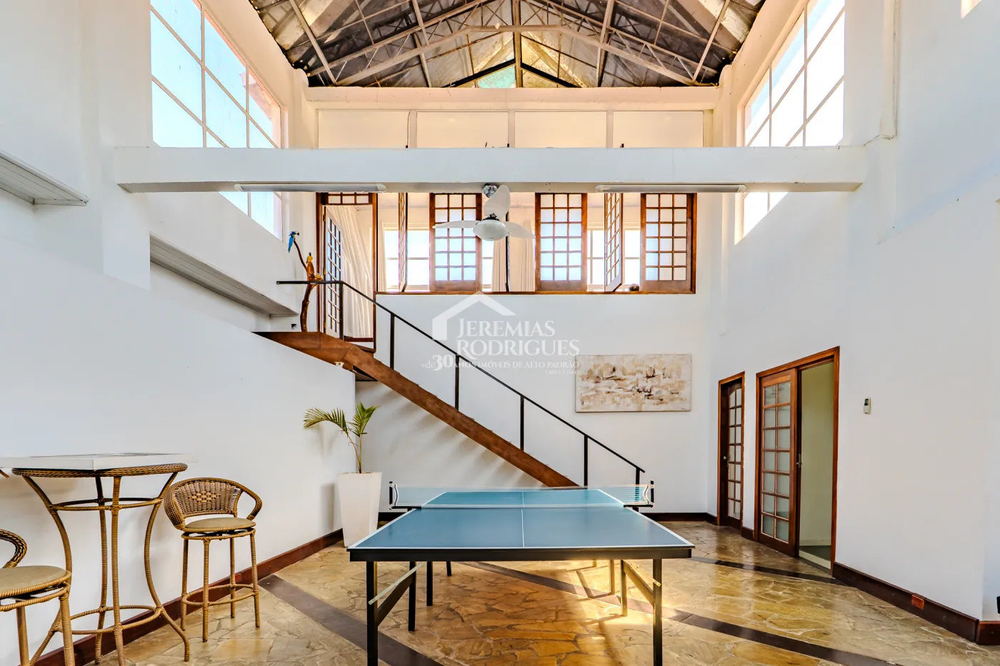 A Imobiliária Jeremias Rodrigues Imóveis de Alto Padrão disponibiliza para venda essa casa no Condomínio Morada do Visconde em Tremembé/SP.