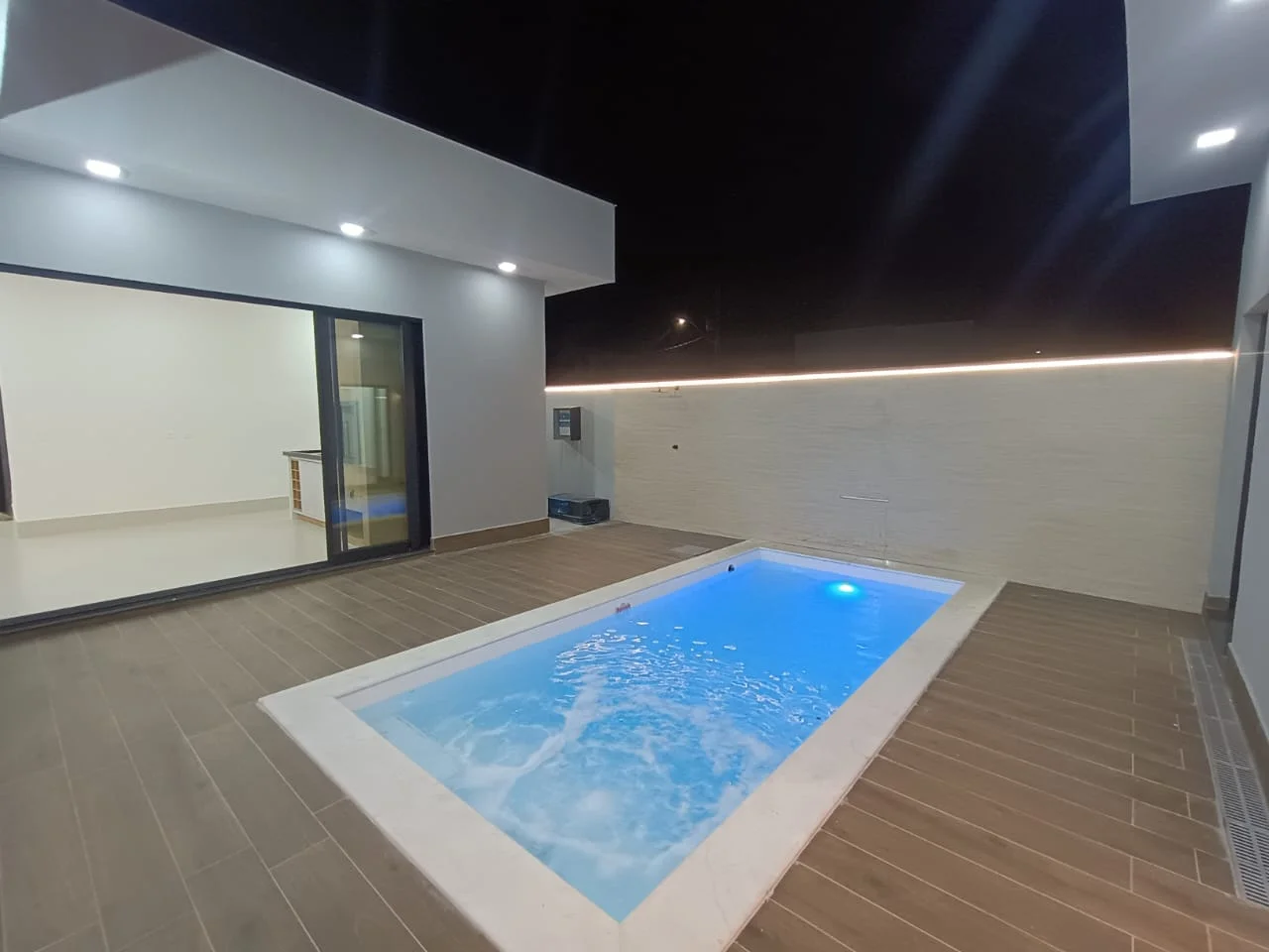 Casa à venda com 4 dormitórios no Condomínio Ouro Ville em Taubaté/SP.