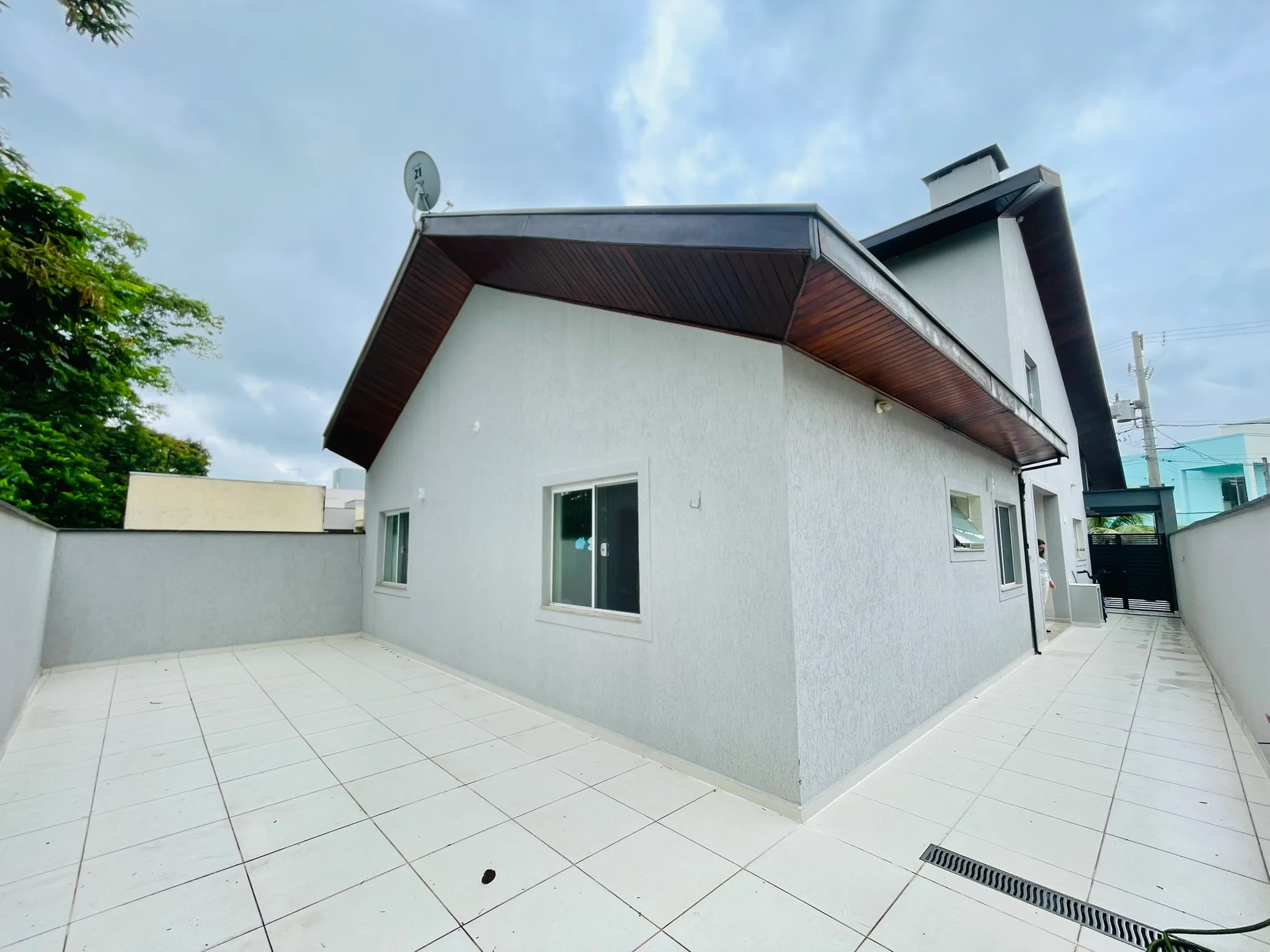 Casa à venda com 3 dormitórios no Condomínio Campos do Conde II em Tremembé/SP. 