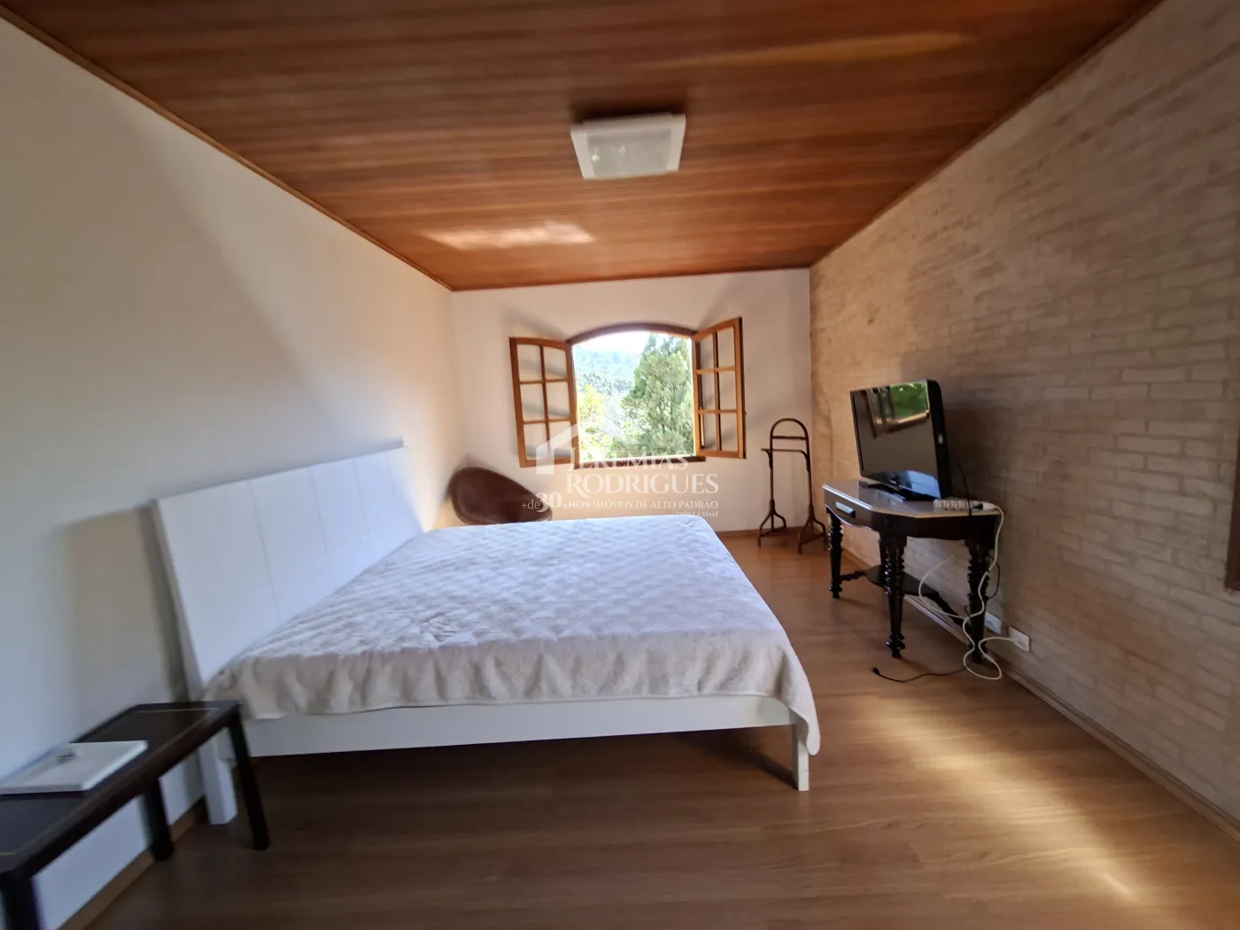 Casa à venda com 4 dormitórios no Condomínio Jardim Véu da Noiva em Campos do Jordão/SP.