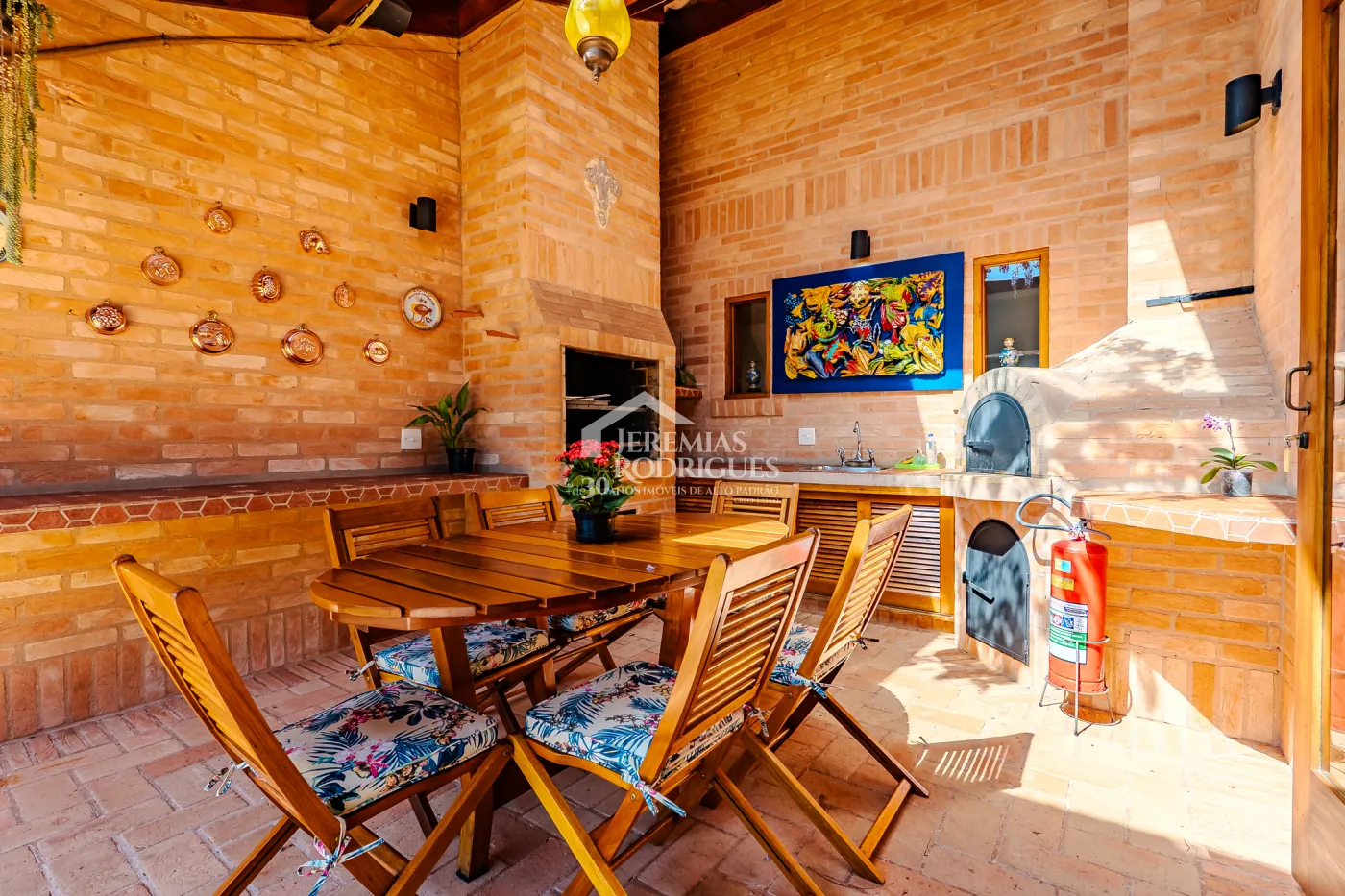 Mansão à venda com 7 suítes no Condomínio Vila Simonsen em Campos do Jordão/SP.