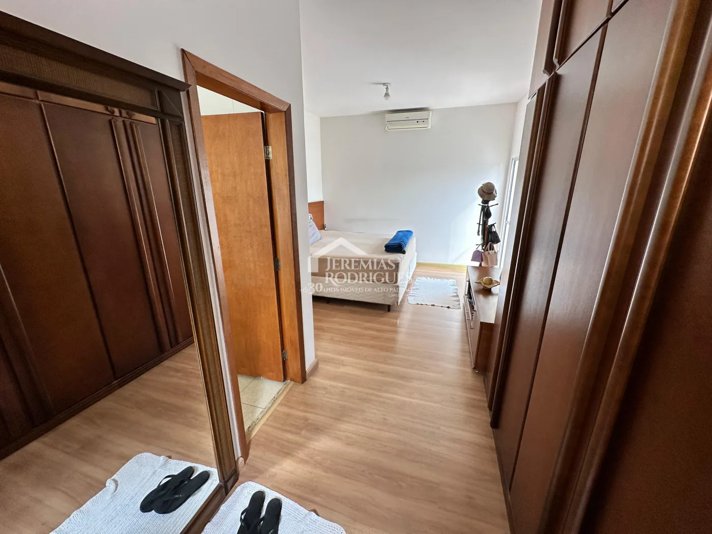 Casa à venda com 3 dormitórios no Condomínio Jatobá em Tremembé/SP.