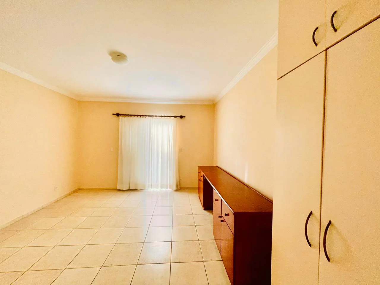 Casa com 3 dormitórios á venda no Condomínio Taubaté Village em Taubaté/SP.