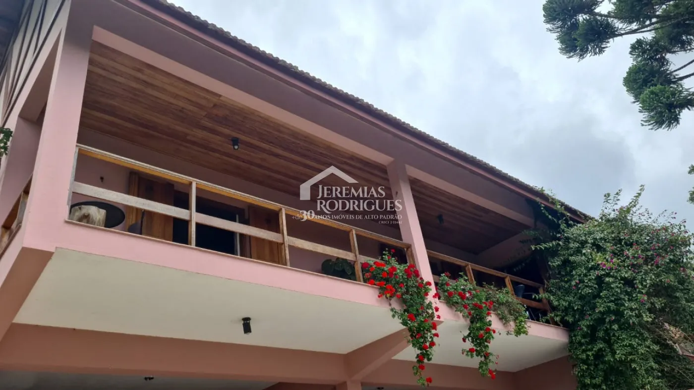 Casa à venda com 4 suítes no bairro Descansópolis em Campos do Jordão/SP.