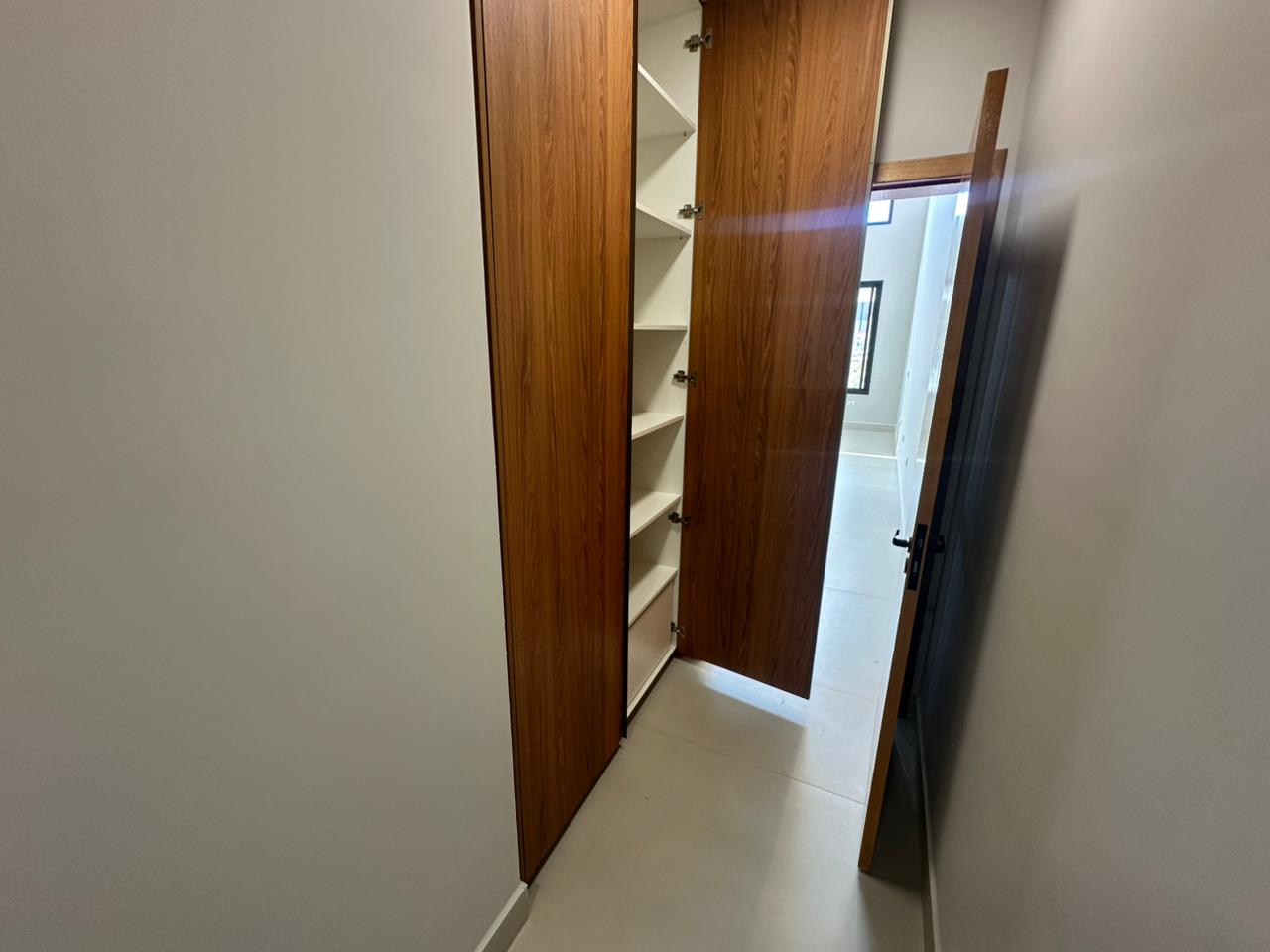 Casa para venda e locação com 3 dormitórios no Condomínio Pinheiros em Tremembé/SP. 