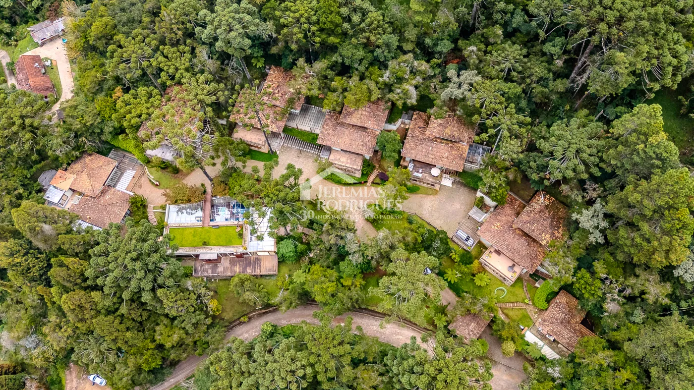 Casa para venda com 5 suítes no Condomínio Villandry em Campos do Jordão/SP
