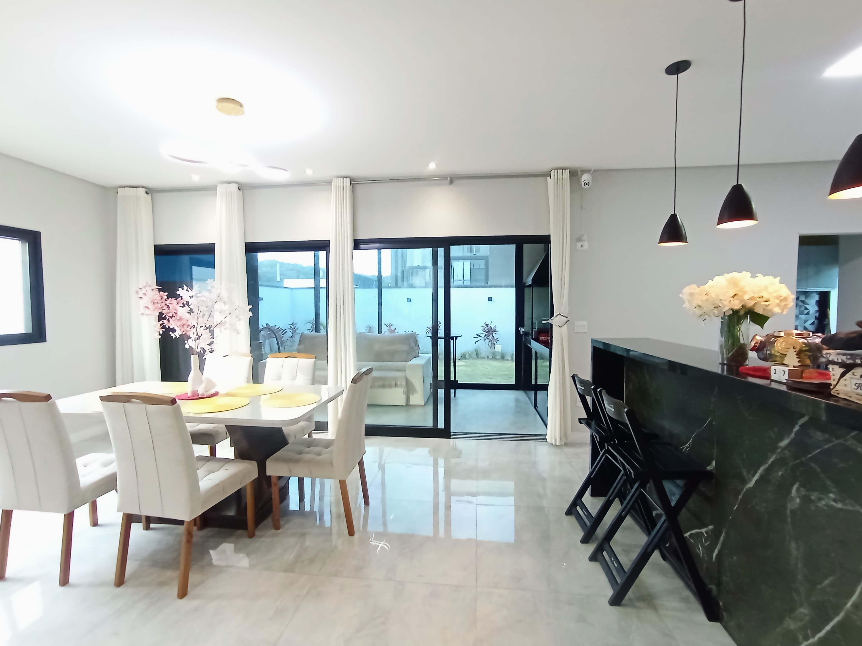 Casa à venda com 4 dormitórios no Condomínio Cyrela Landscape em Taubaté/SP.