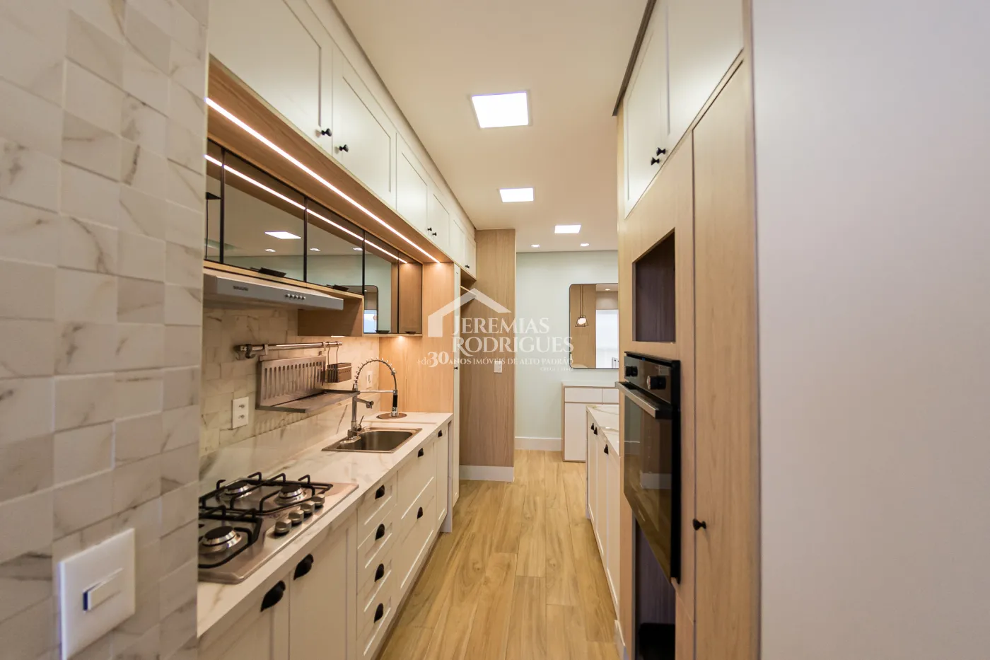 Apartamento à venda com 3 dormitórios, 98 m² no Edifício Bauhaus em Pindamonhangaba/SP.