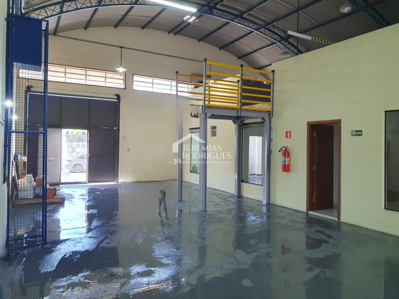 Galpão à venda no bairro Jardim Jaraguá em Taubaté/SP.