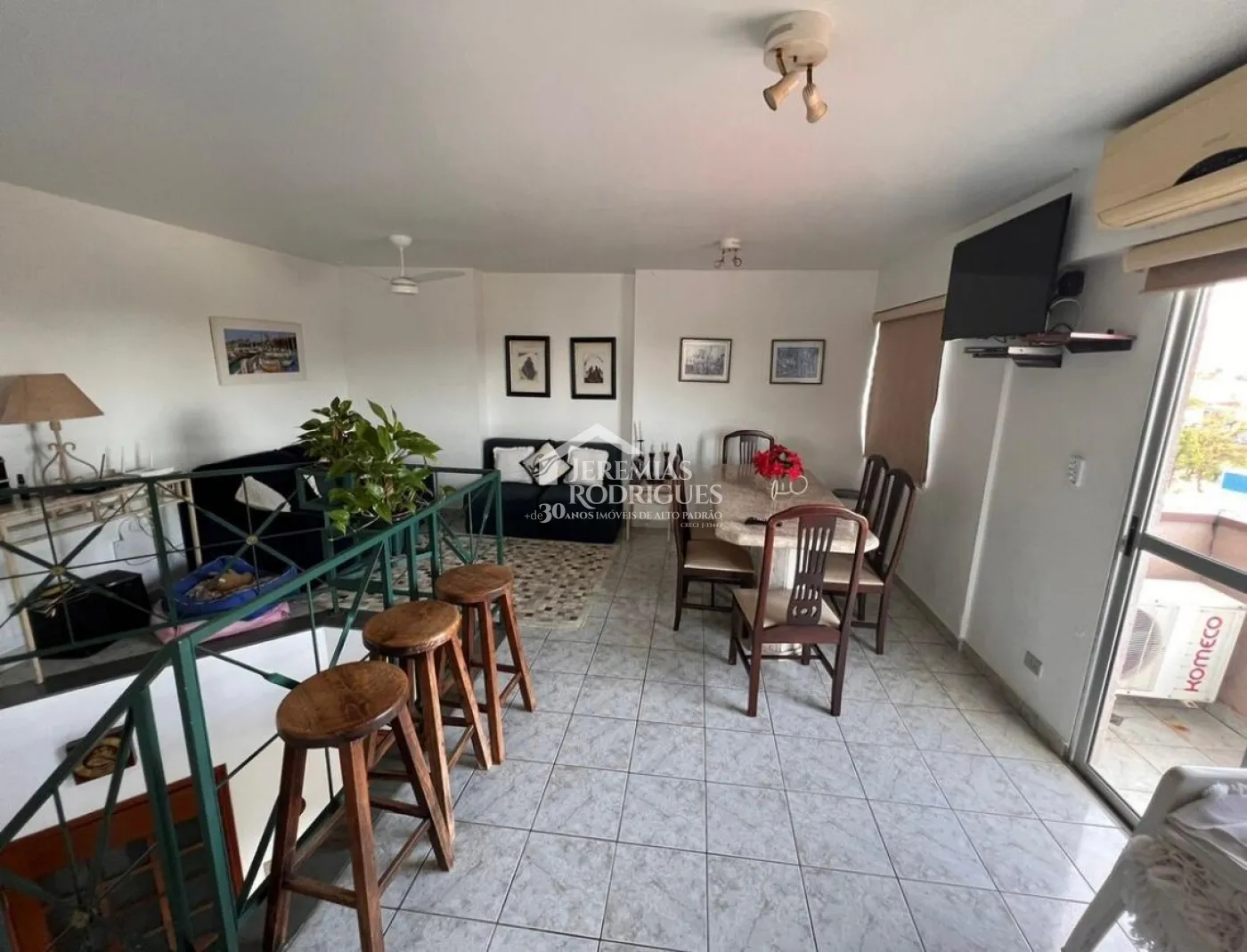 Cobertura duplex à venda com 2 dormitórios, 113 m² no Condomínio Sol Tropical em Ubatuba/SP.