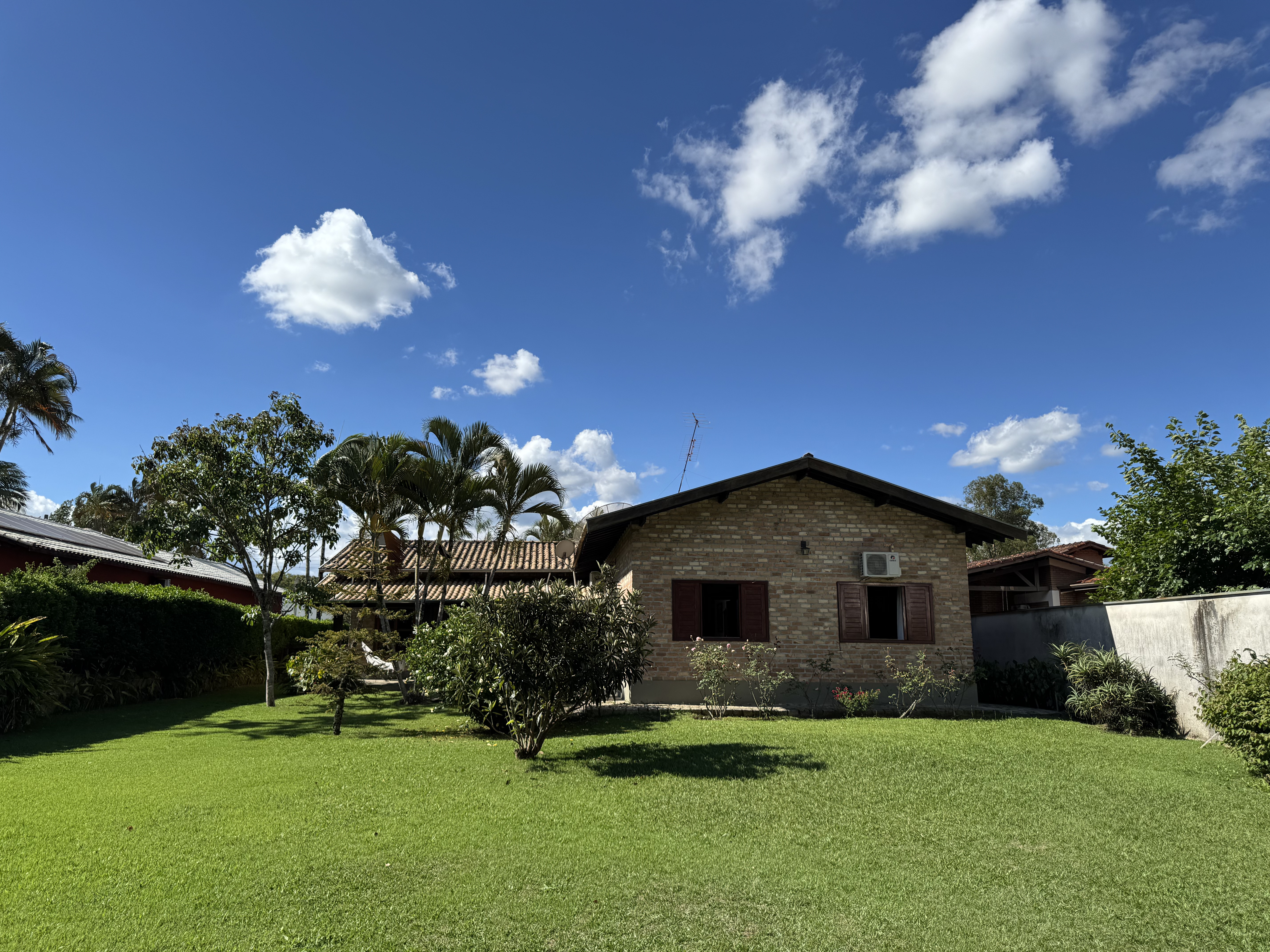 Casa à venda com 4 dormitórios no Condomínio Village Paineiras em Pindamonhangaba/SP.