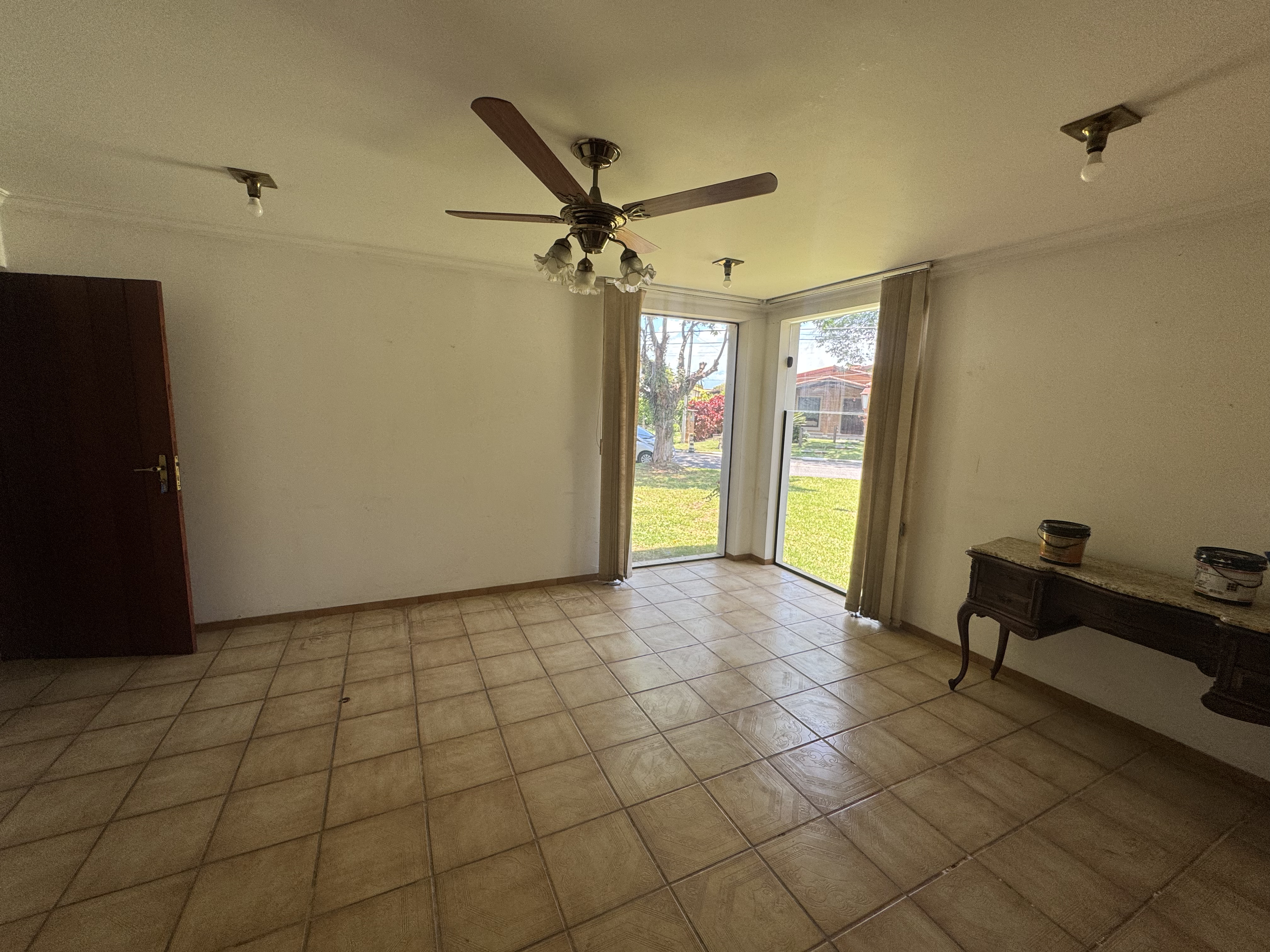 Casa à venda com 5 dormitórios no Condomínio Village Paineiras em Pindamonhangaba/SP.