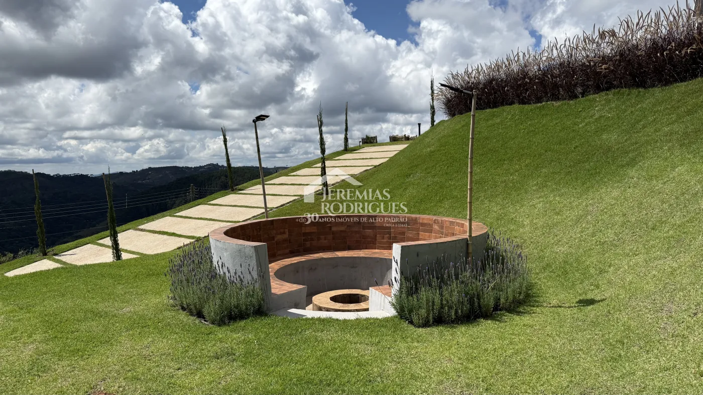 Casa à venda com 4 suítes no Condomínio Jardim Monte Belo em Campos do Jordão/SP.