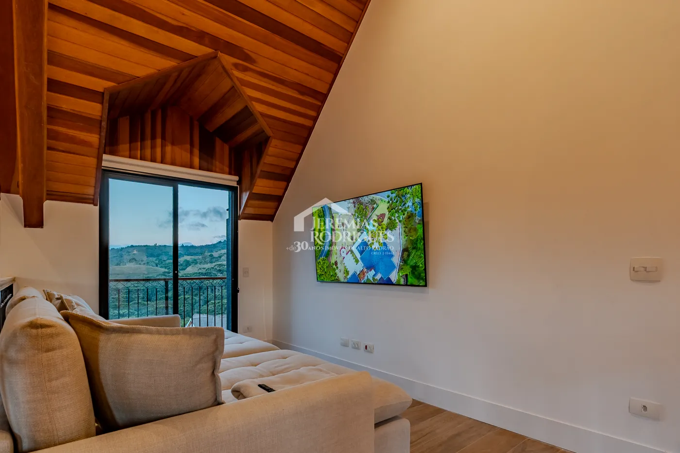 Casa à no Condomínio Recanto do Sol em Campos do Jordão/SP