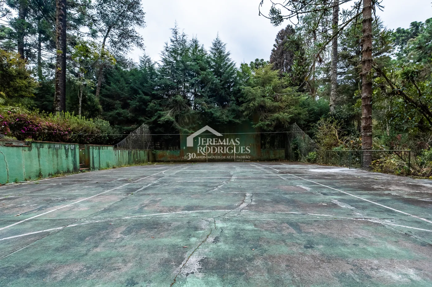 Casa com 7 dormitórios, 924 m² - Recanto das Araucárias - Campos do Jordão/SP