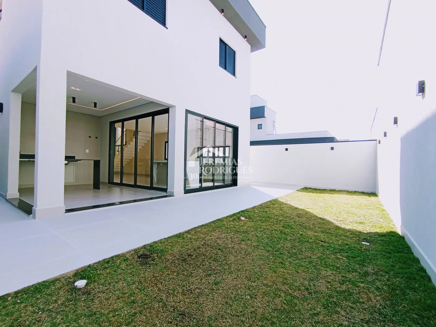 Casa à venda com 3 dormitórios no Condomínio Malibu em Caçapava/SP.