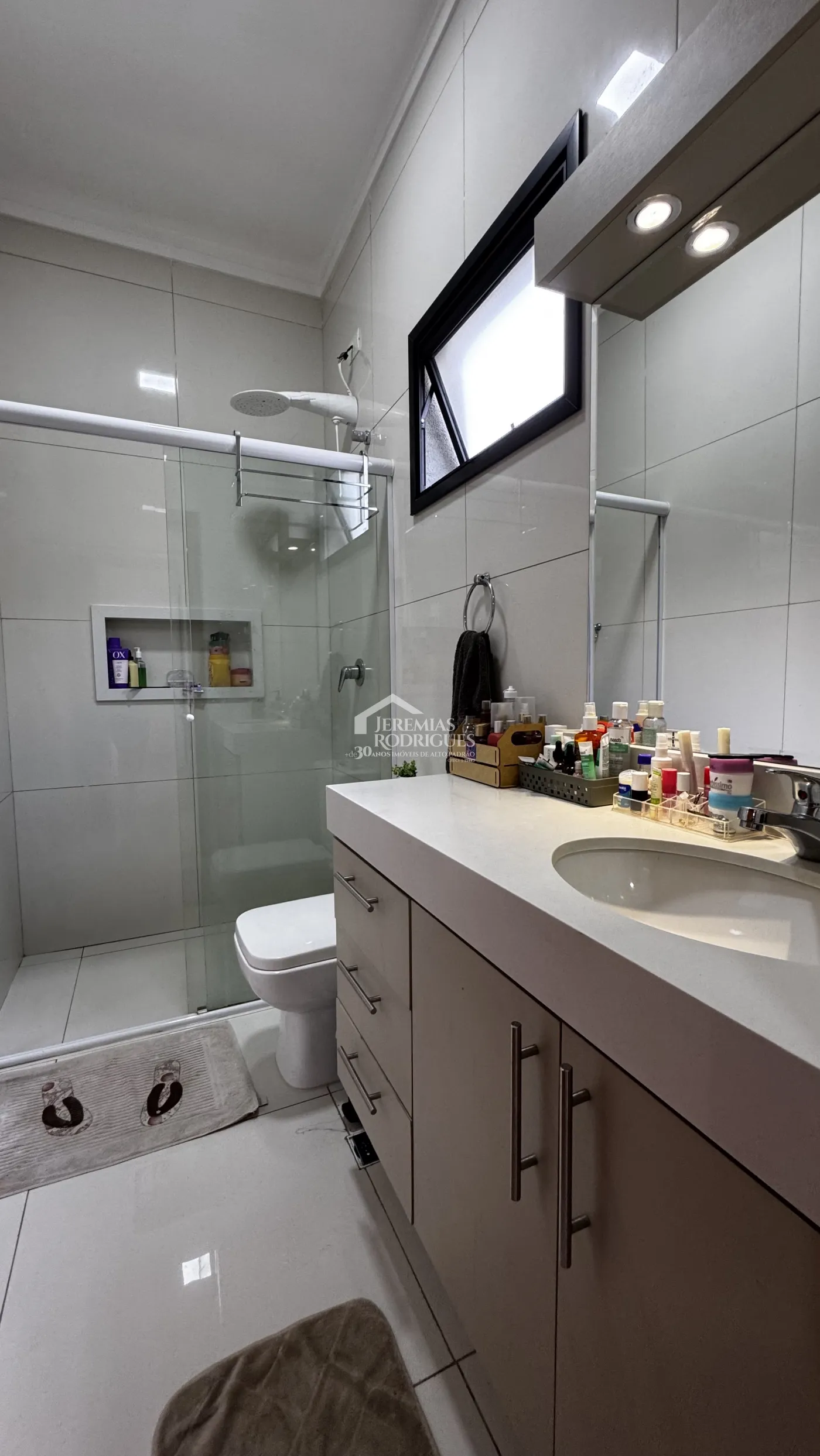 Casa à venda com 3 suítes no Condomínio Reserva dos Lagos em Pindamonhangaba/SP.