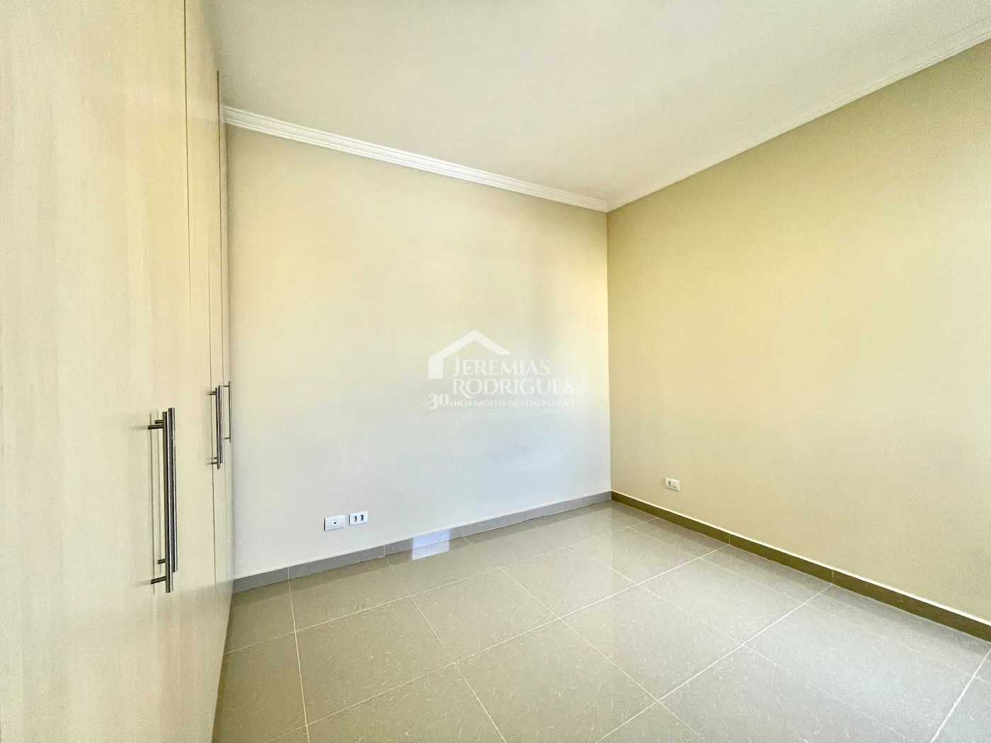 Casa para locação com 3 suítes no Condomínio Campos do Conde III em Tremembé/SP. 