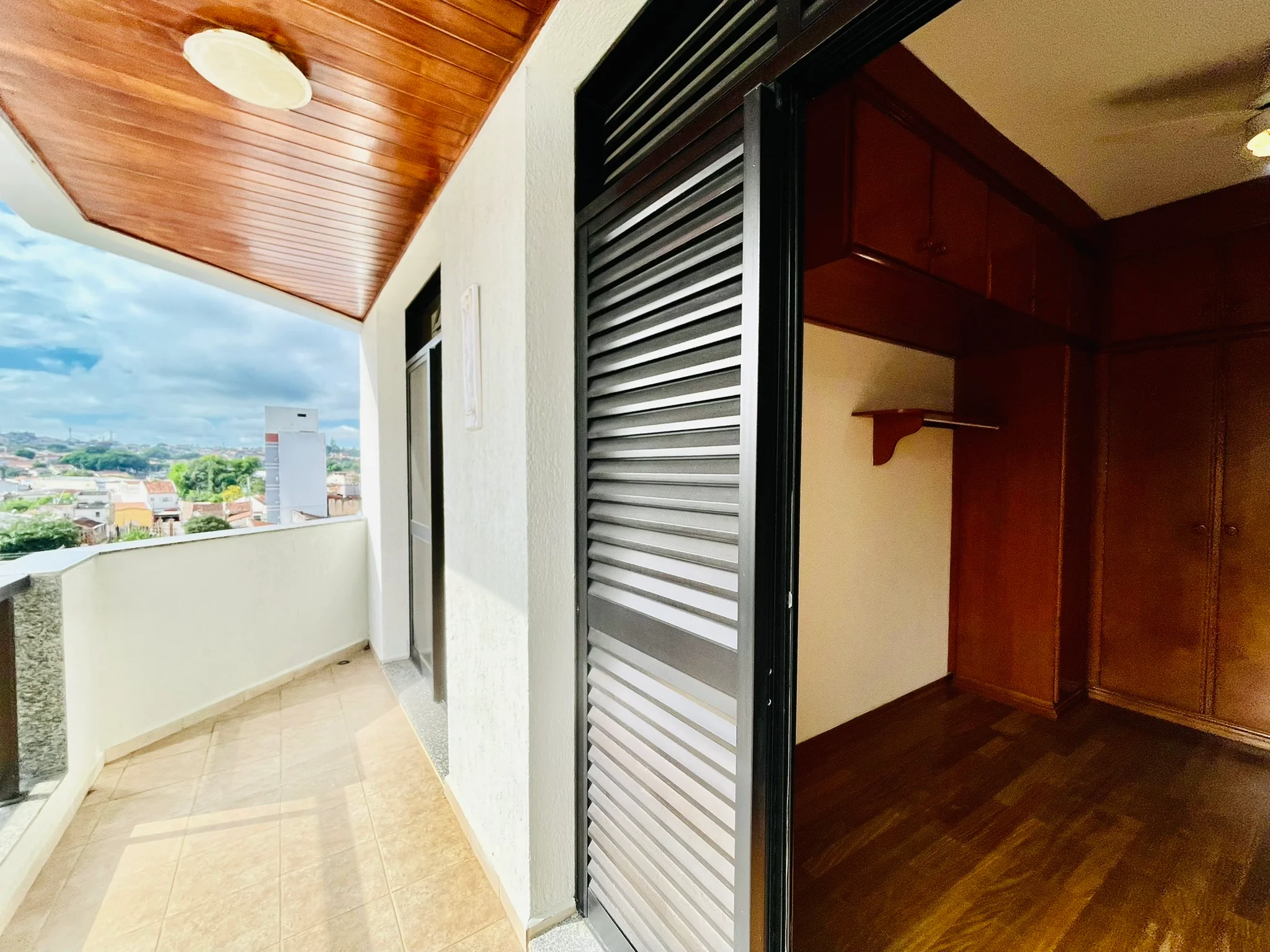 Apartamento para venda com 5 dormitórios no Edifício Olimpia em Taubaté/SP. 