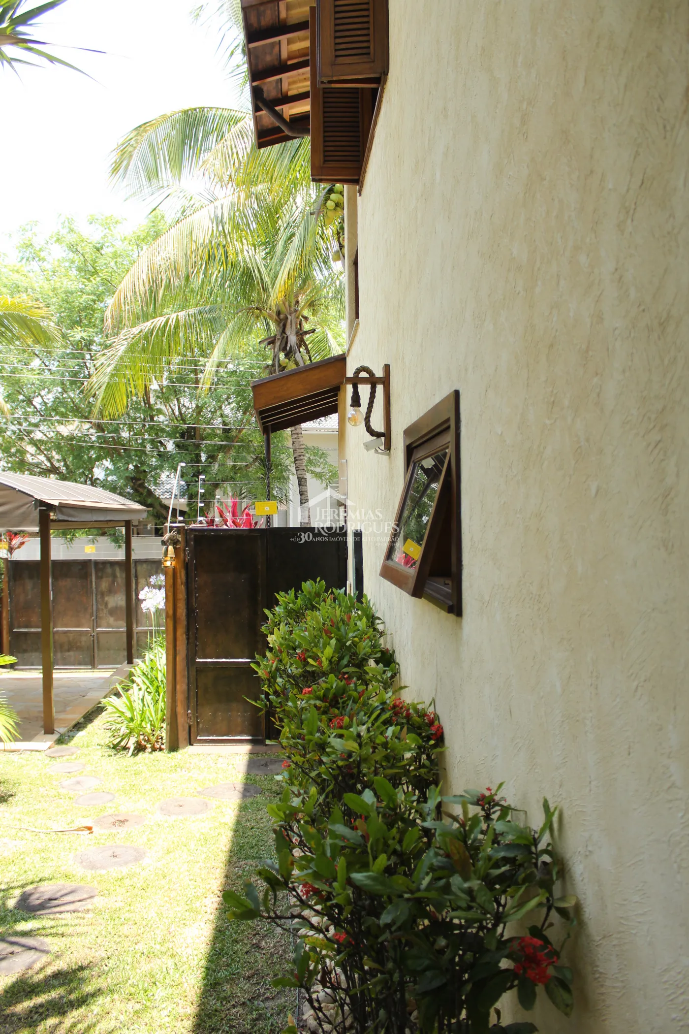 Casa para venda e locação com 5 dormitórios no Condomínio Taubaté Village em Taubaté/SP.