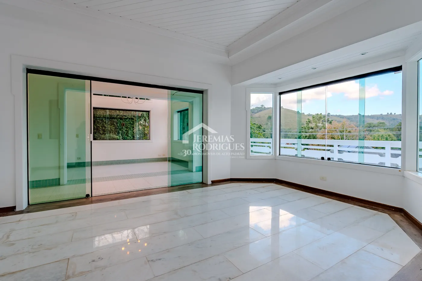 Casa para venda com 5 suítes no Condomínio Jardim Véu da Noiva em Campos do Jordão/SP