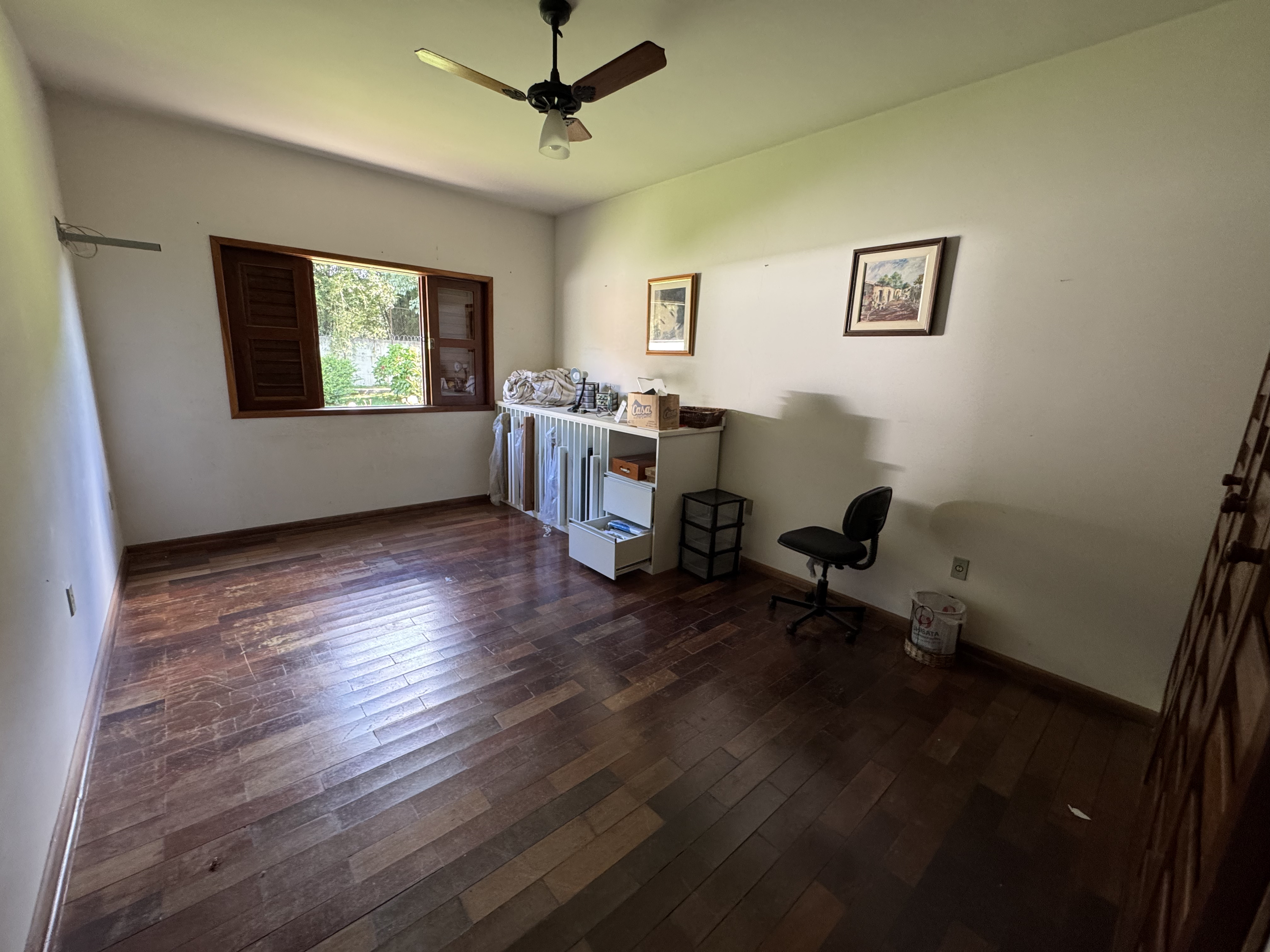 Casa à venda com 4 dormitórios no Condomínio Village Paineiras em Pindamonhangaba/SP.