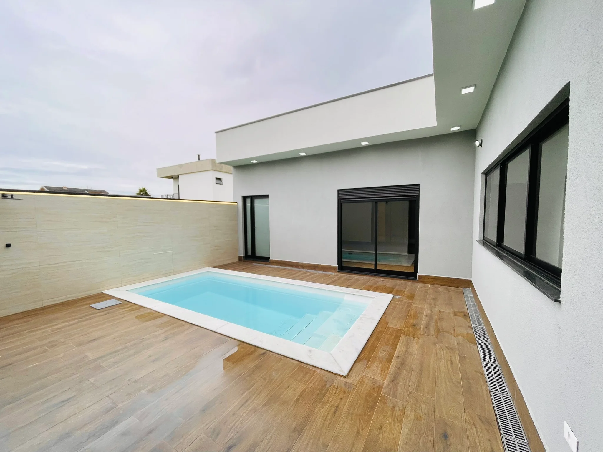 Casa à venda com 4 dormitórios no Condomínio Ouro Ville em Taubaté/SP.