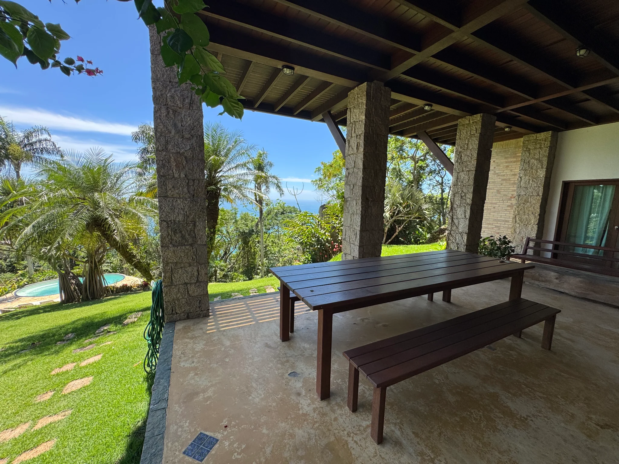 Casa à venda com 3 suítes no Condomínio Ponta das Toninhas em Ubatuba/SP. 