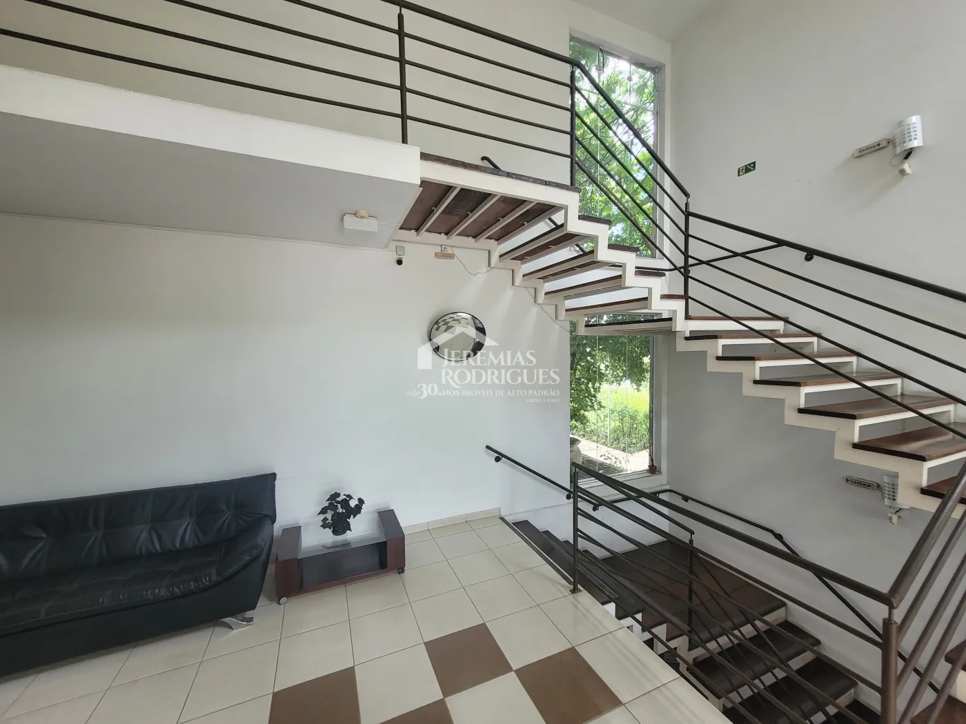 Três salas comerciais com 300 m² no Edifício Village Coworking em Pindamonhangaba/SP.