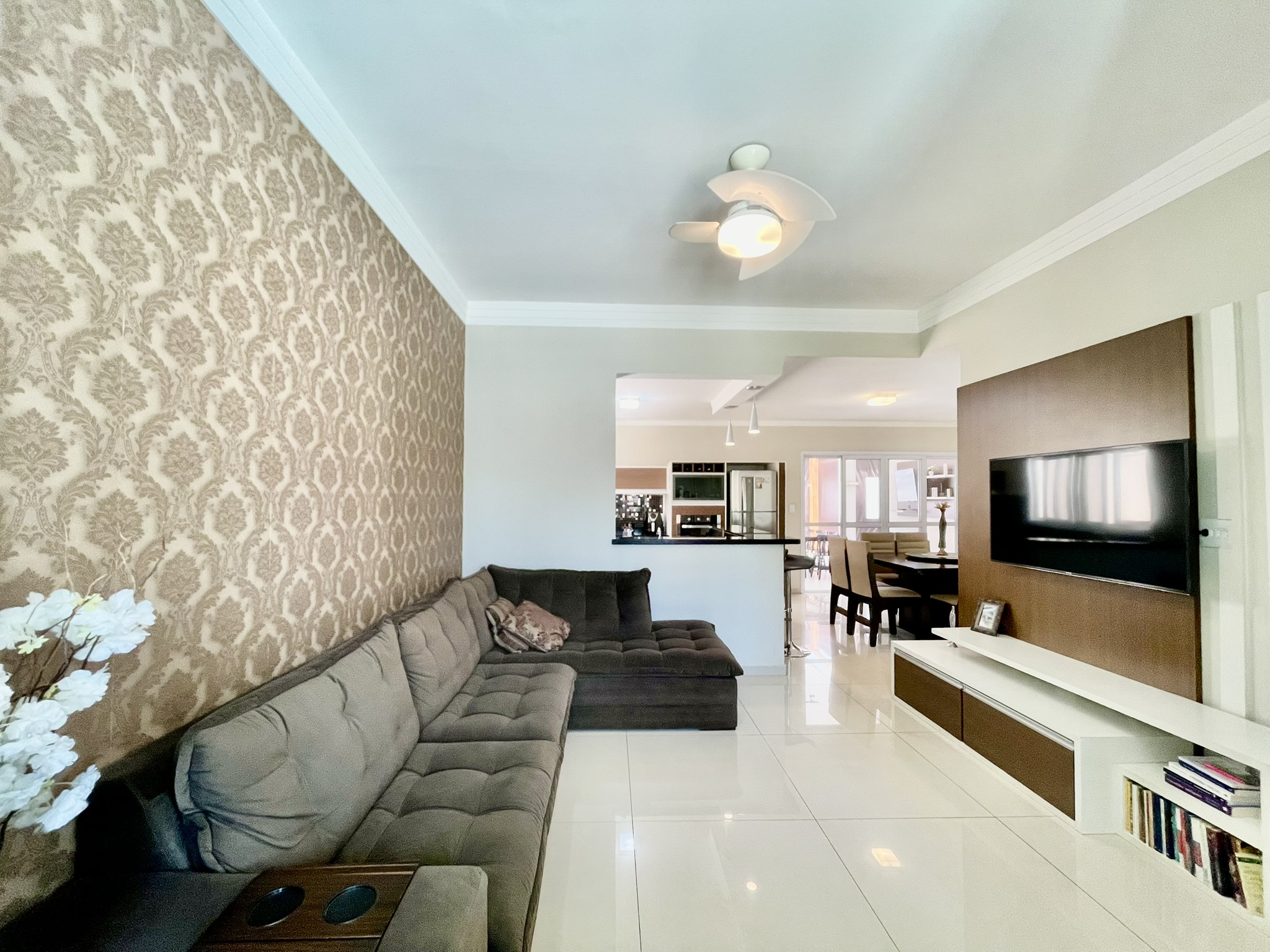 Casa à venda com 3 dormitórios no Condomínio Moema Ville em Pindamonhangaba/SP.