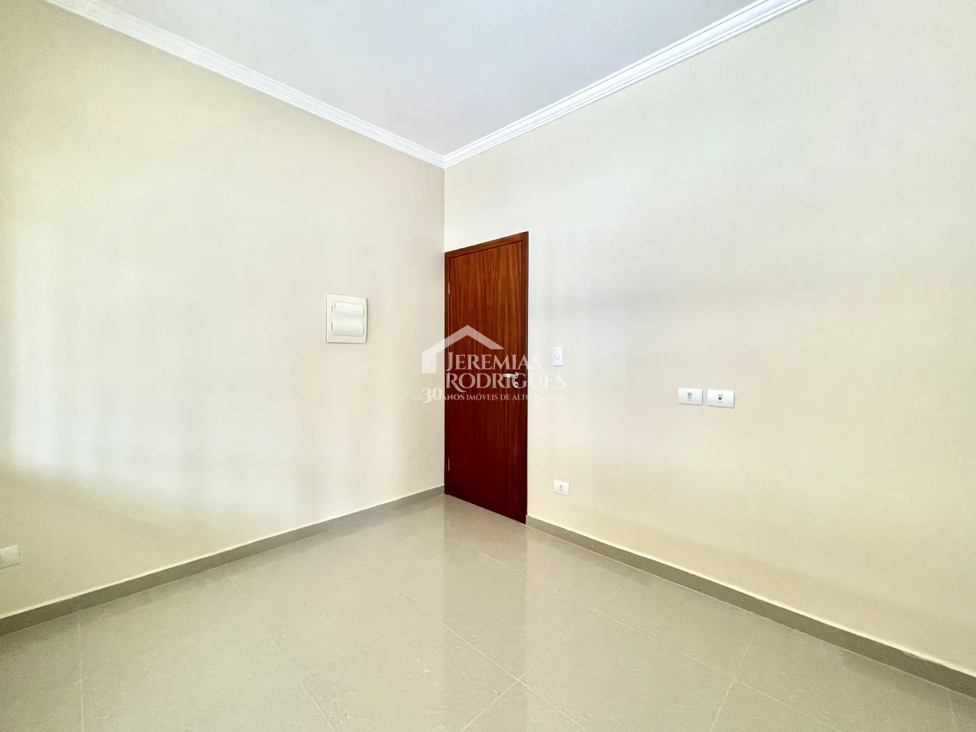 Casa para locação com 3 suítes no Condomínio Campos do Conde III em Tremembé/SP. 