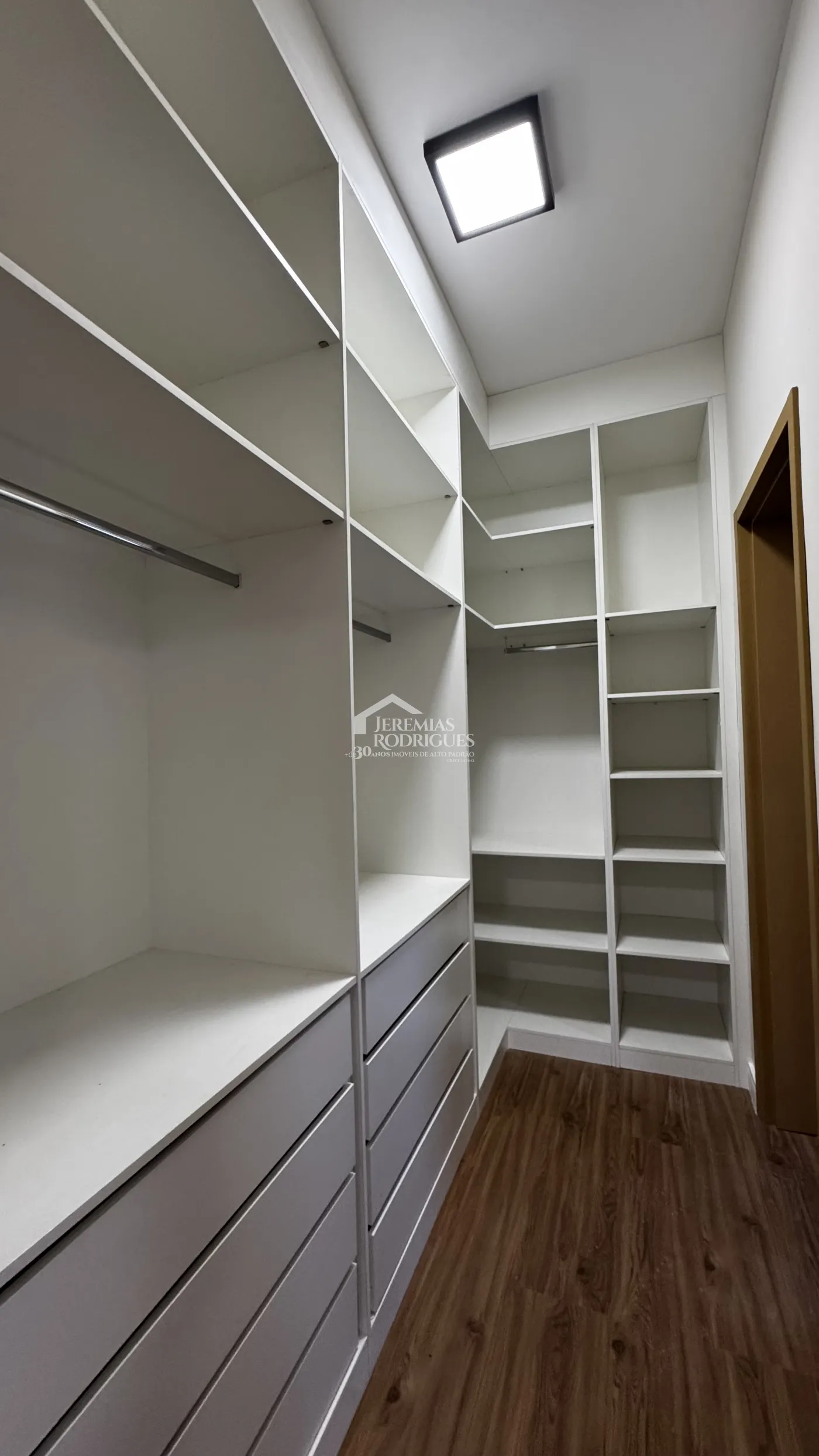 Casa à venda com 3 suítes no Condomínio Reserva dos Lagos em Pindamonhangaba/SP.