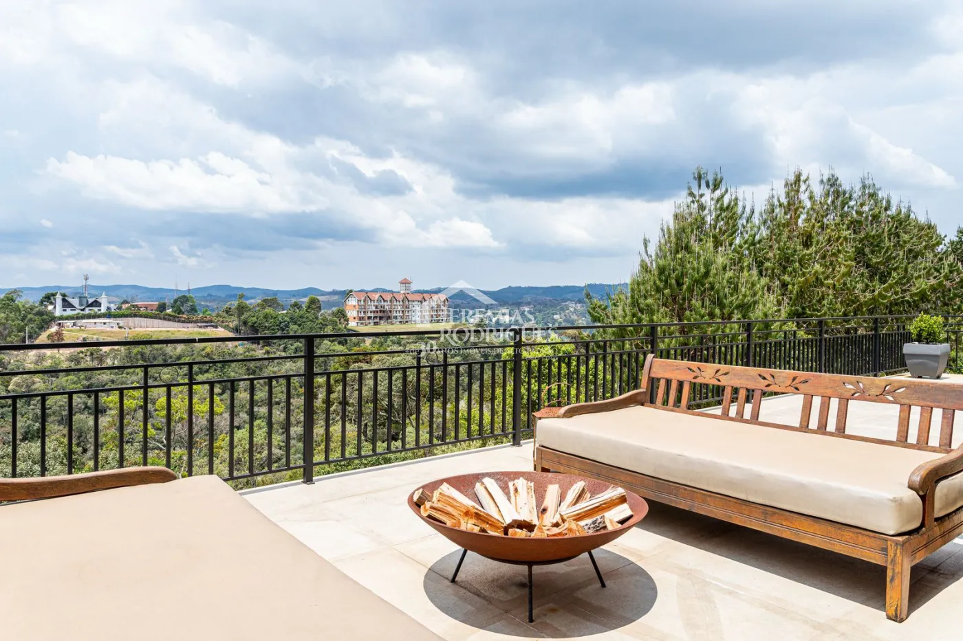 Casa para venda com 5 dormitórios no Residencial Estrelas da Mantiqueira em Campos do Jordão/SP