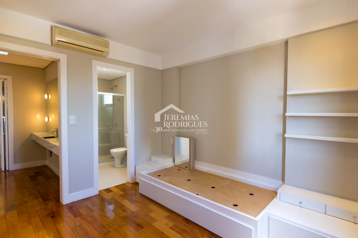 Apartamento à venda com 3 suítes, 274 m² no Edifício Milão em Taubaté/SP.