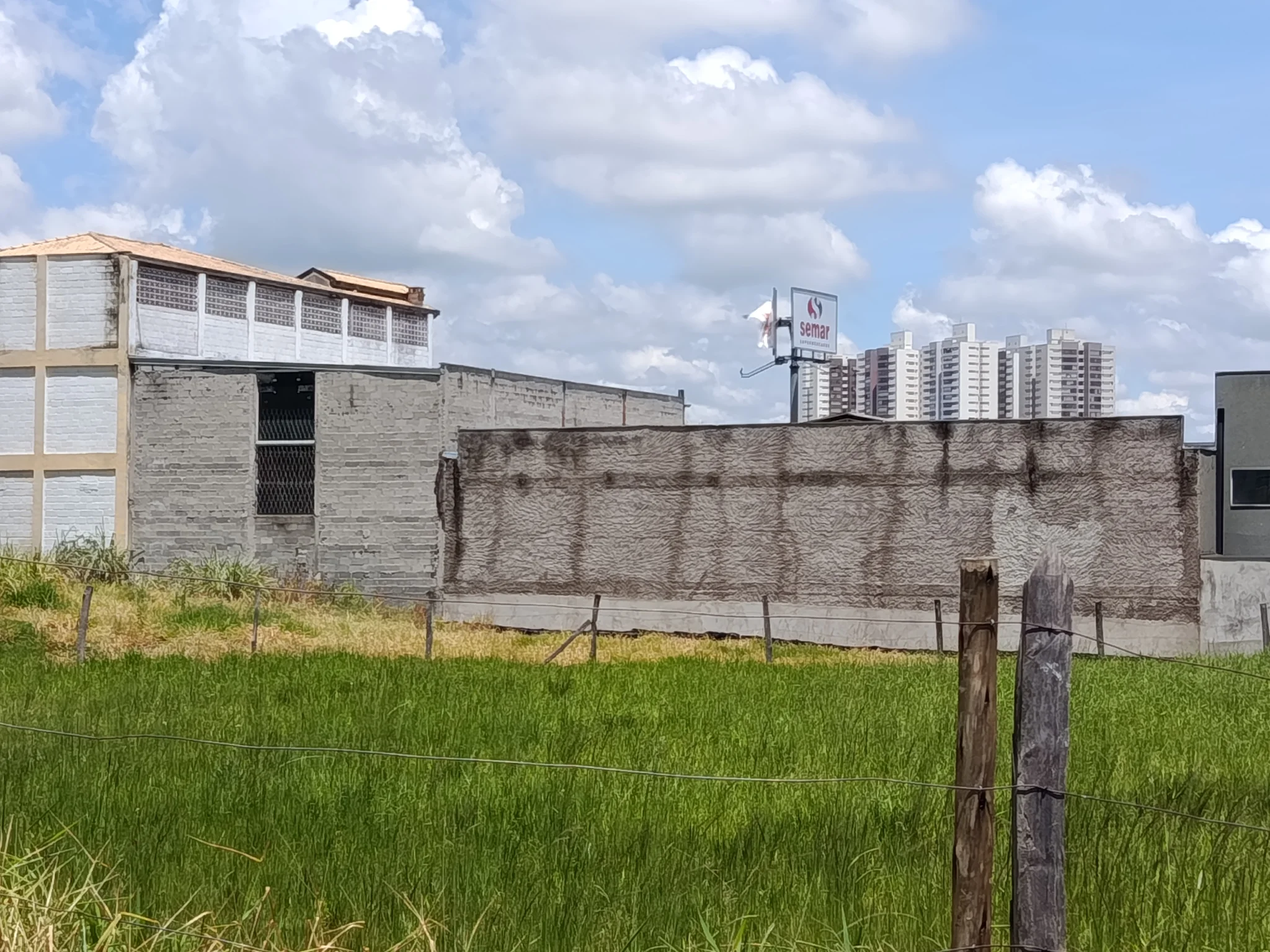 Área à venda com 1.600 m² no bairro Granja Daniel em Taubaté/SP. 