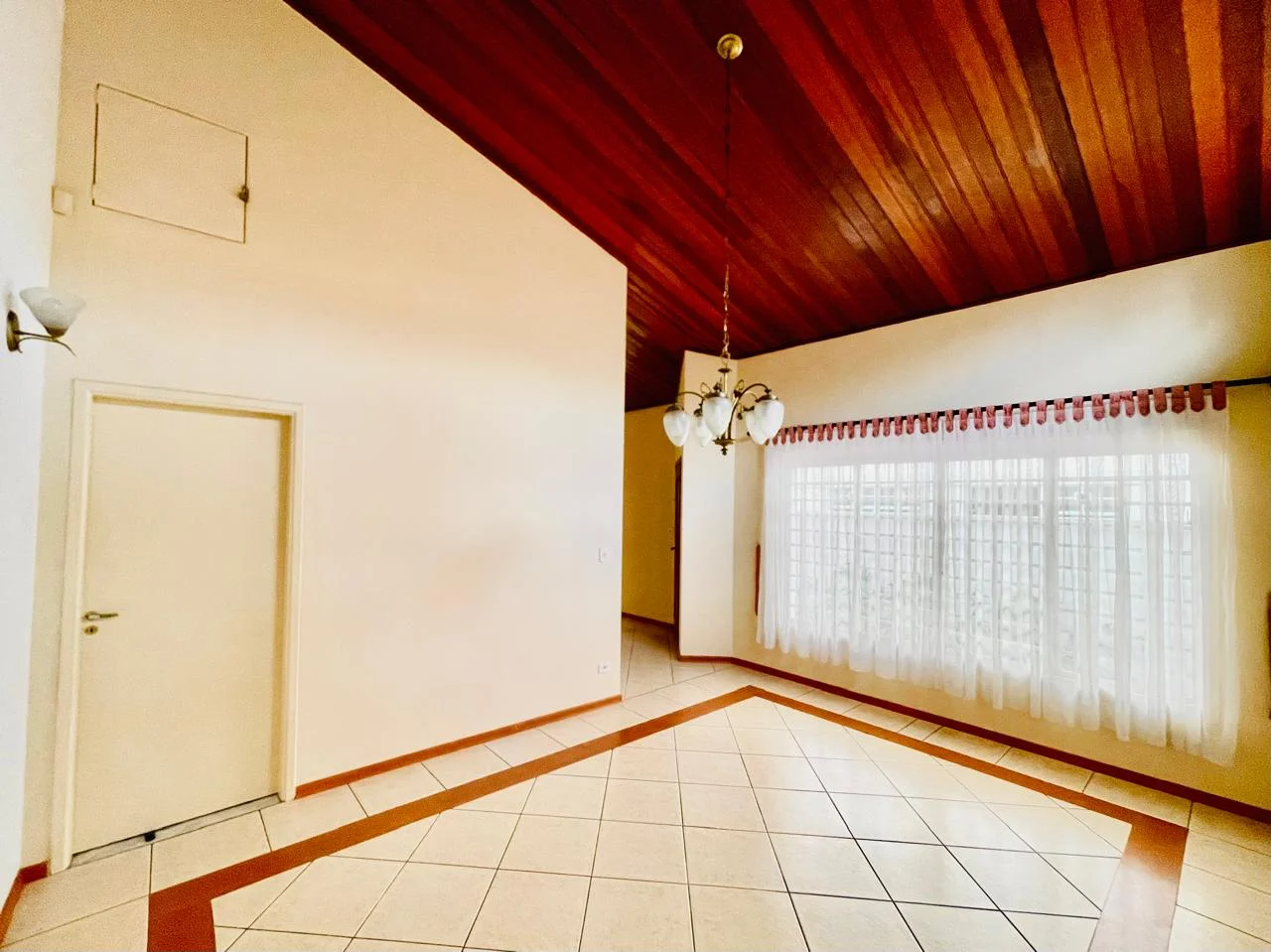 Casa com 3 dormitórios á venda no Condomínio Taubaté Village em Taubaté/SP.