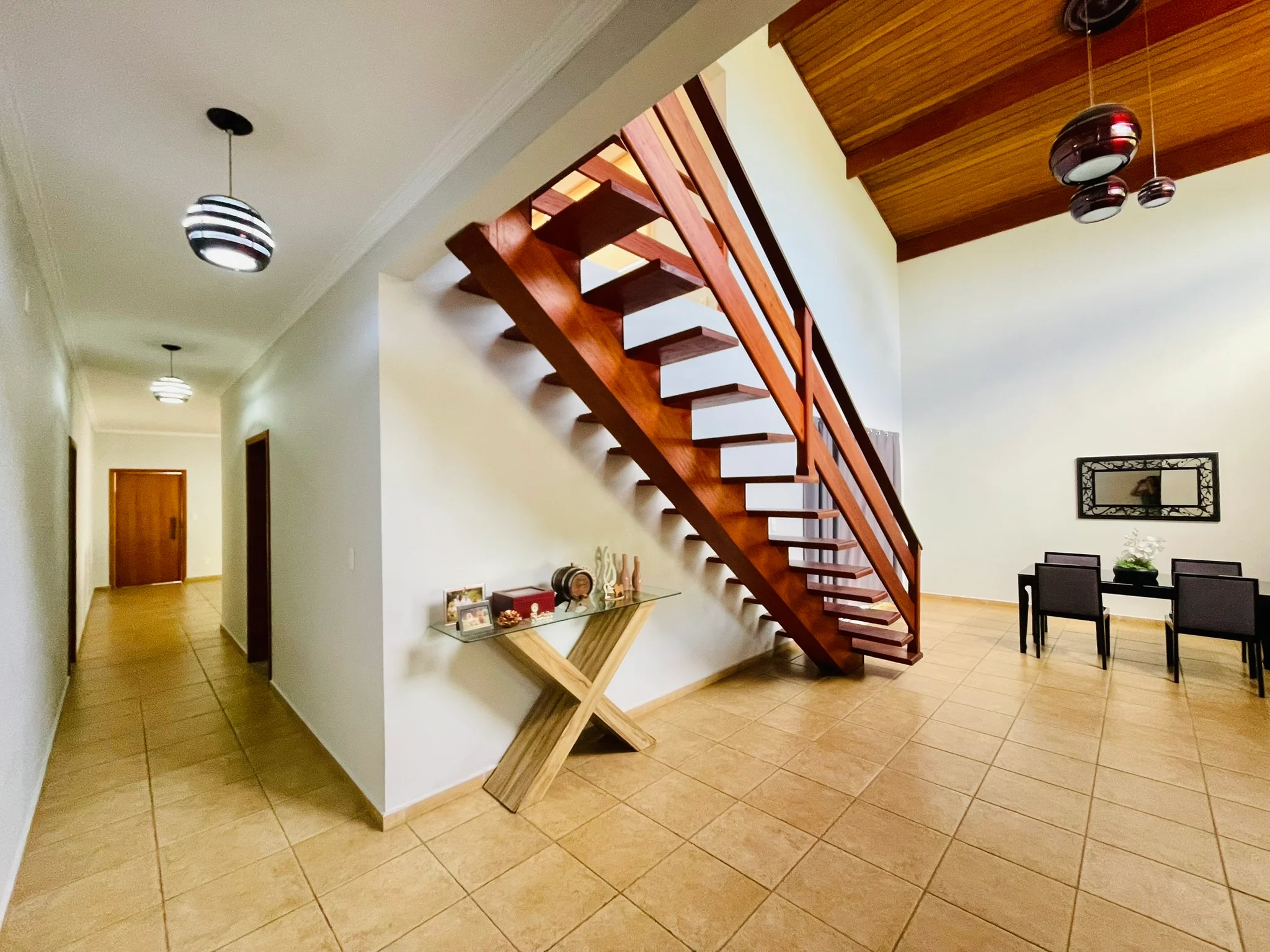 Casa à venda com 4 dormitórios no Condomínio Colonial Village I em Pindamonhangaba/SP. 