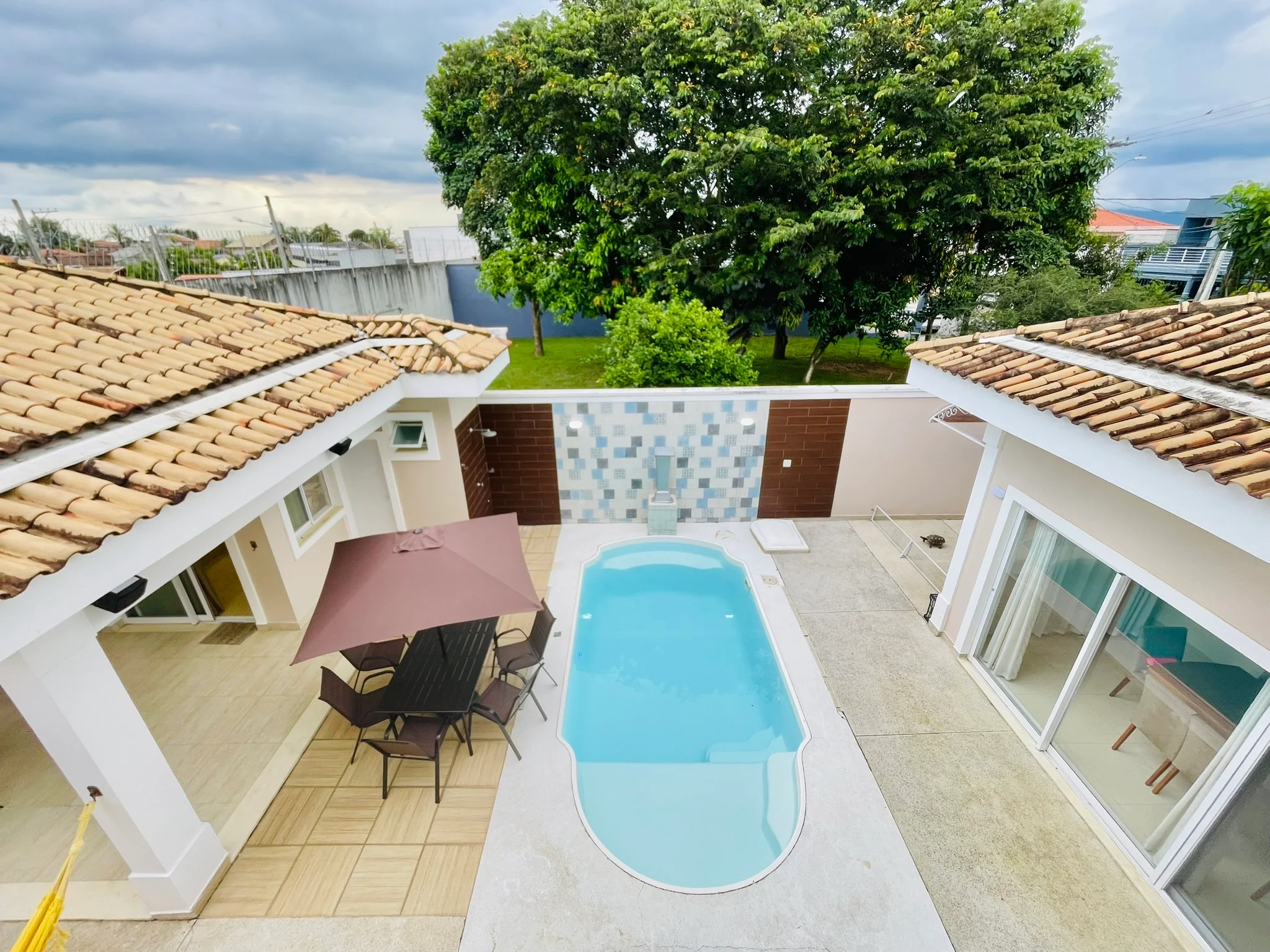 Casa à venda com 4 dormitórios no Condomínio Jardim Oásis em Taubaté/SP. 