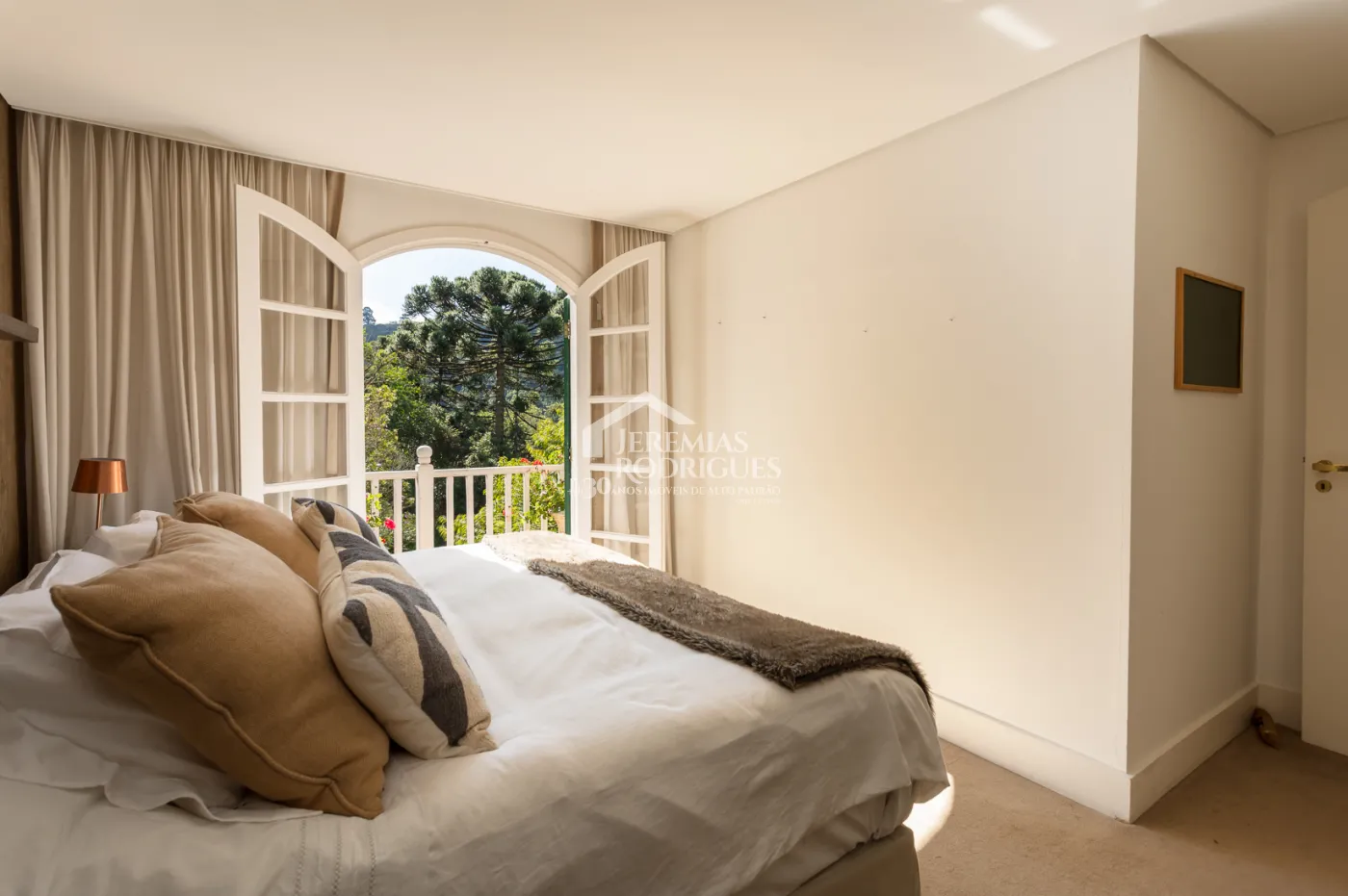 Casa na montanha para venda com 8 suítes no bairro Jardim Belvedere em Campos do Jordão/SP