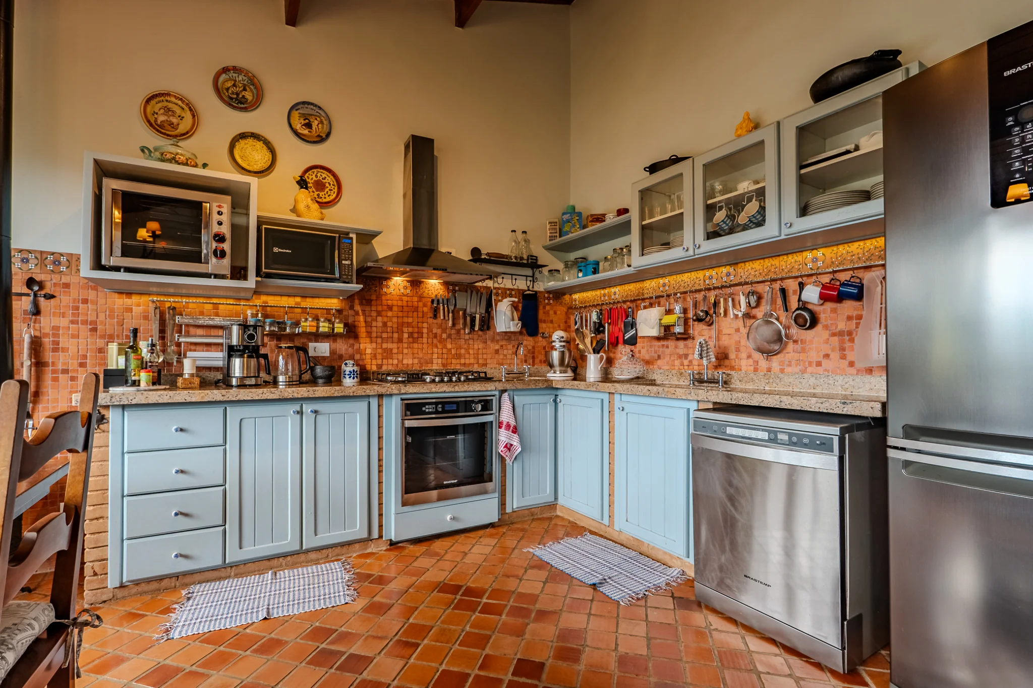 Casa estilo Toscana à venda com 4 suítes no Condomínio Vila Simonsen em Campos do Jordão/SP. 