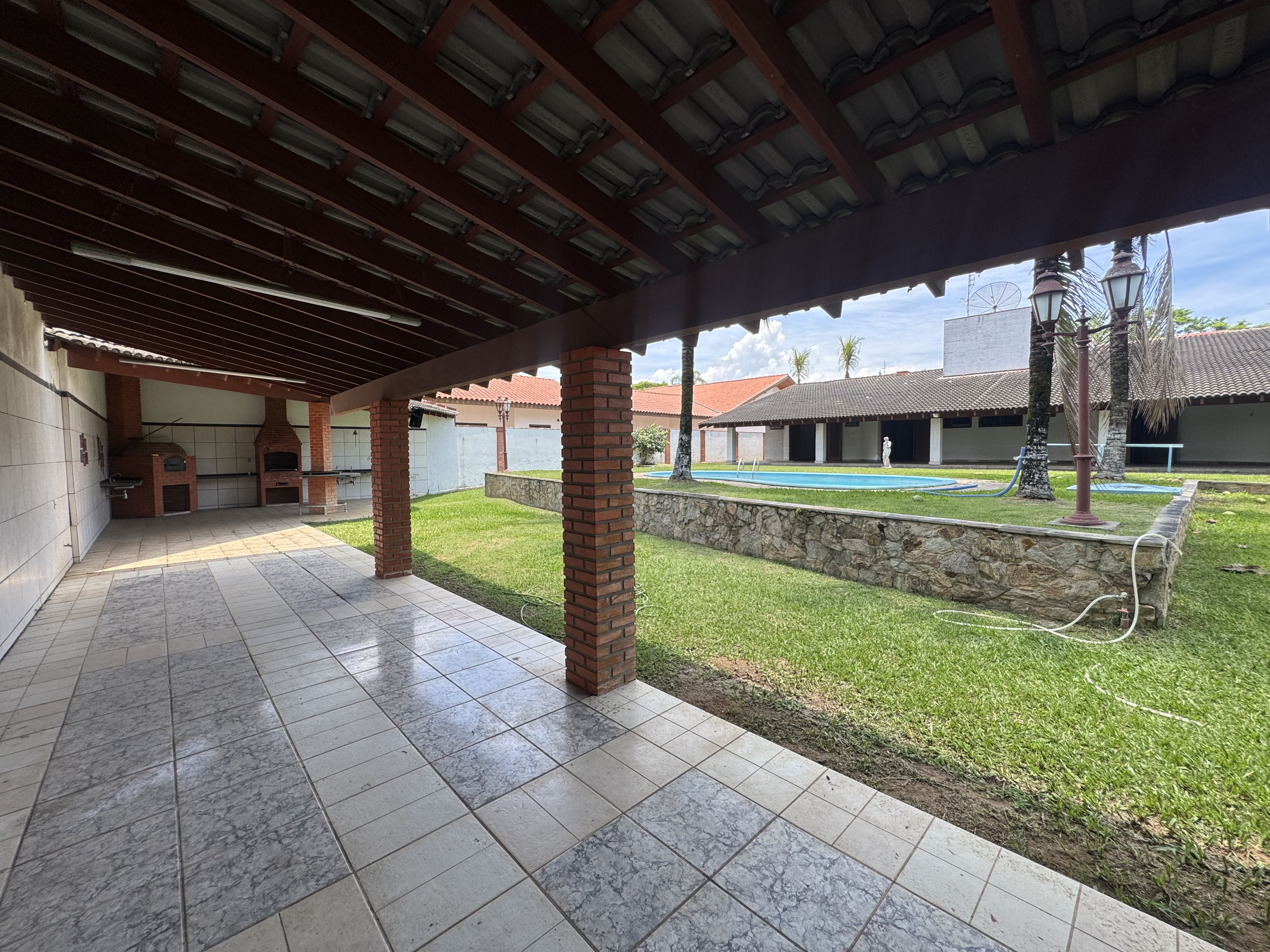 Casa à venda com 5 dormitórios no Condomínio Village Paineiras em Pindamonhangaba/SP.