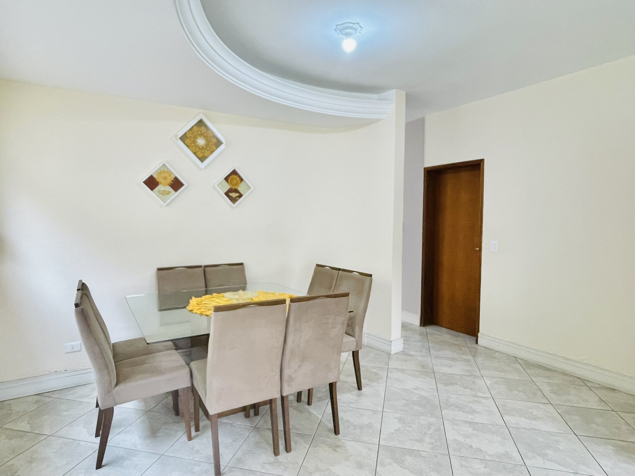 Casa à venda com 4 dormitórios no Condomínio Jardim das Hortênsias em Taubaté/SP.