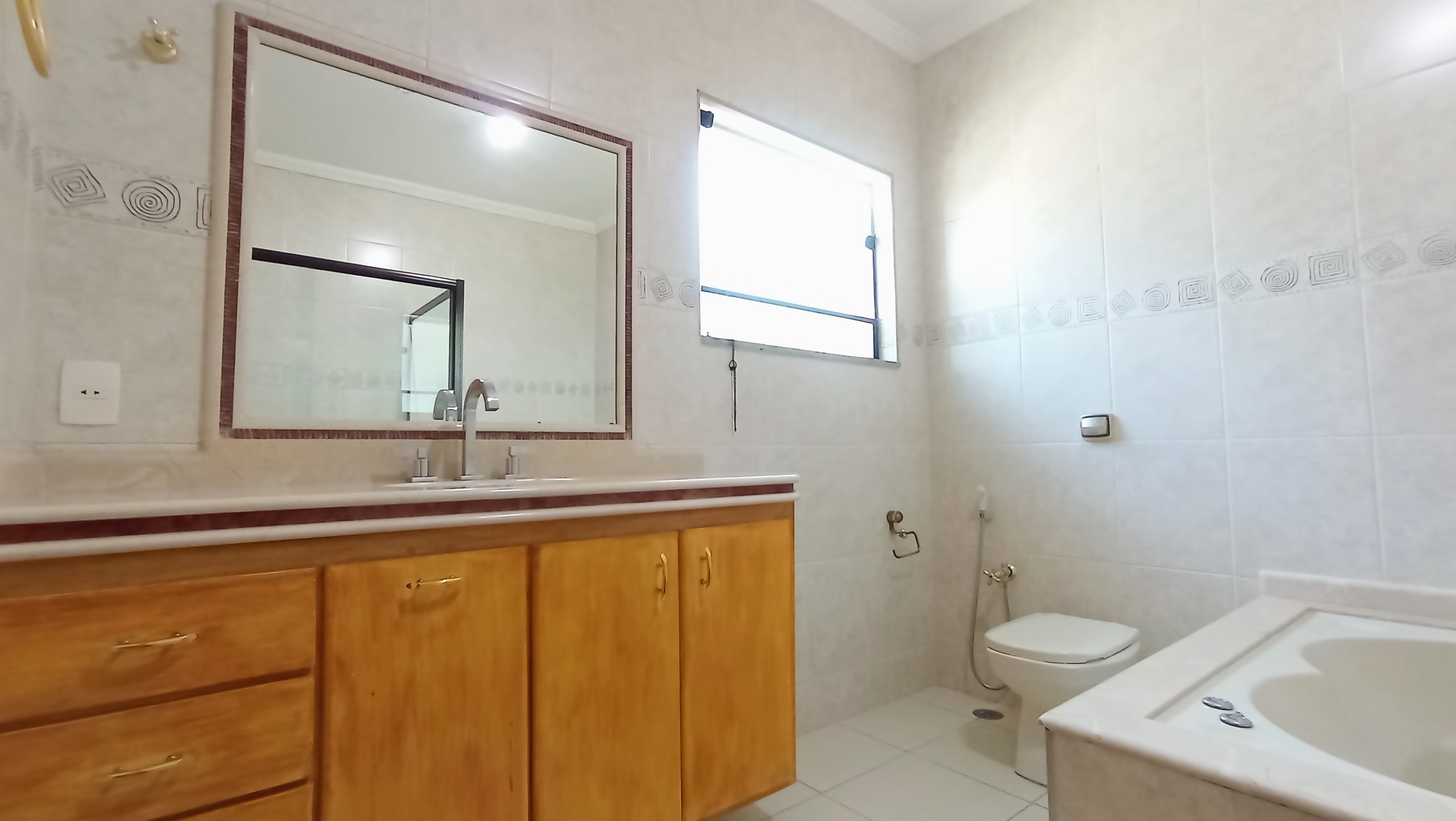 Casa à venda com 3 dormitórios no Condomínio Taubaté Village em Taubaté/SP.