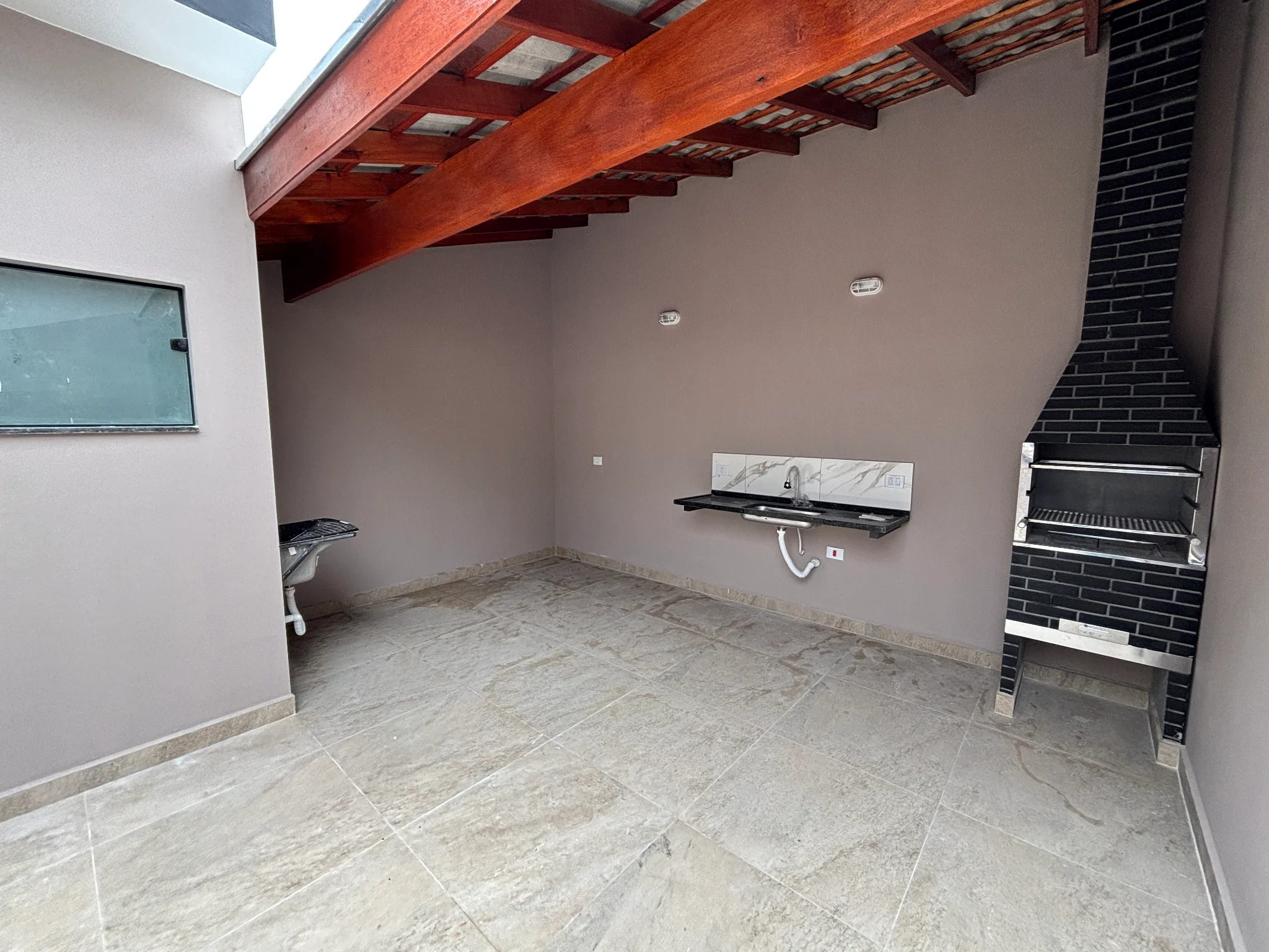 Casa no Portal dos Eucaliptos em Pindamonhangaba com suíte e área gourmet