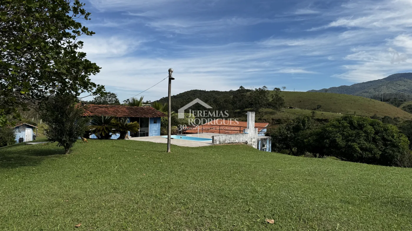 Sitio à venda com 5 dormitórios, 3,5 alqueires no bairro Cruz Pequena em Pindamonhangaba/SP