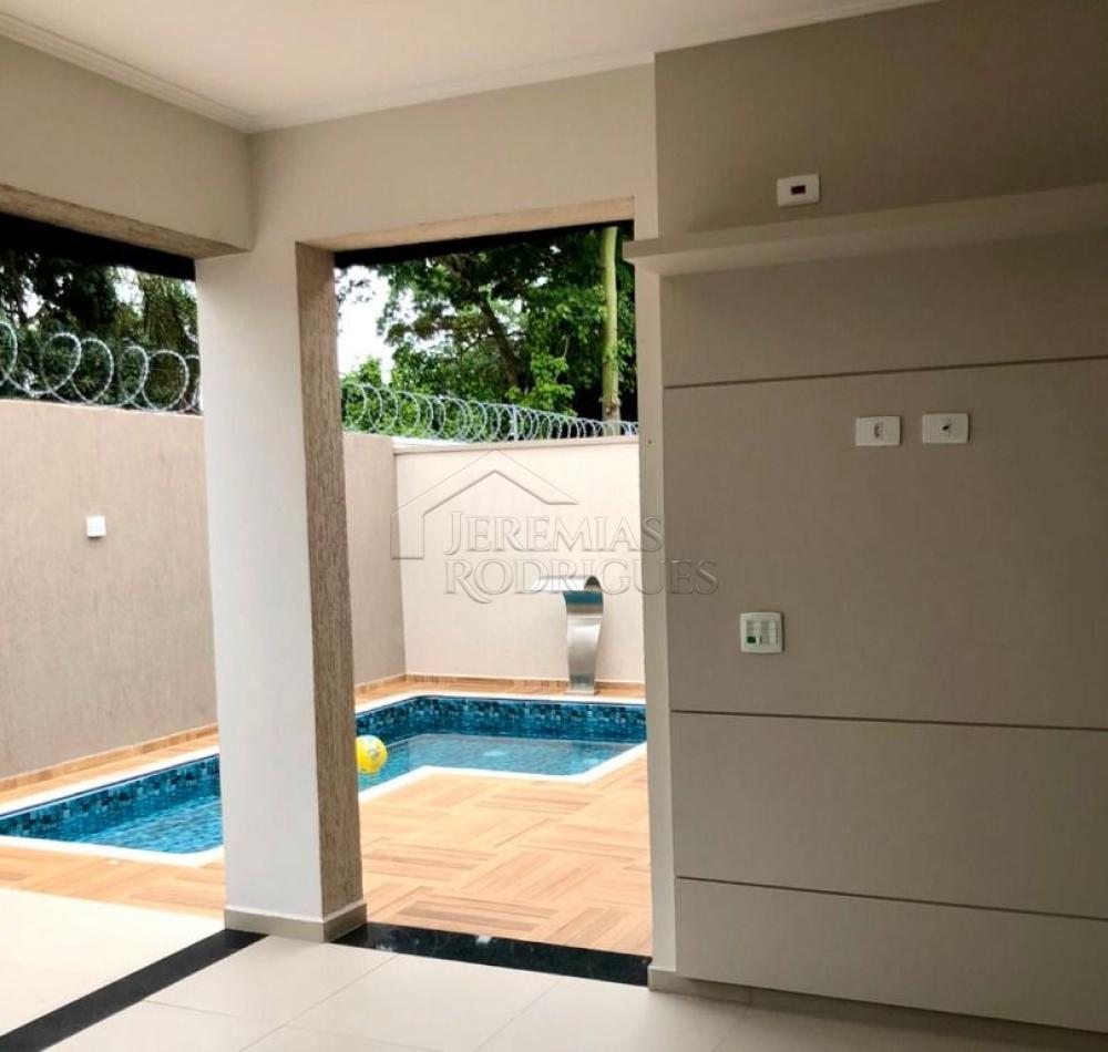 Casa à venda com 3 suítes no Condomínio Reserva dos Lagos em Pindamonhangaba/SP.