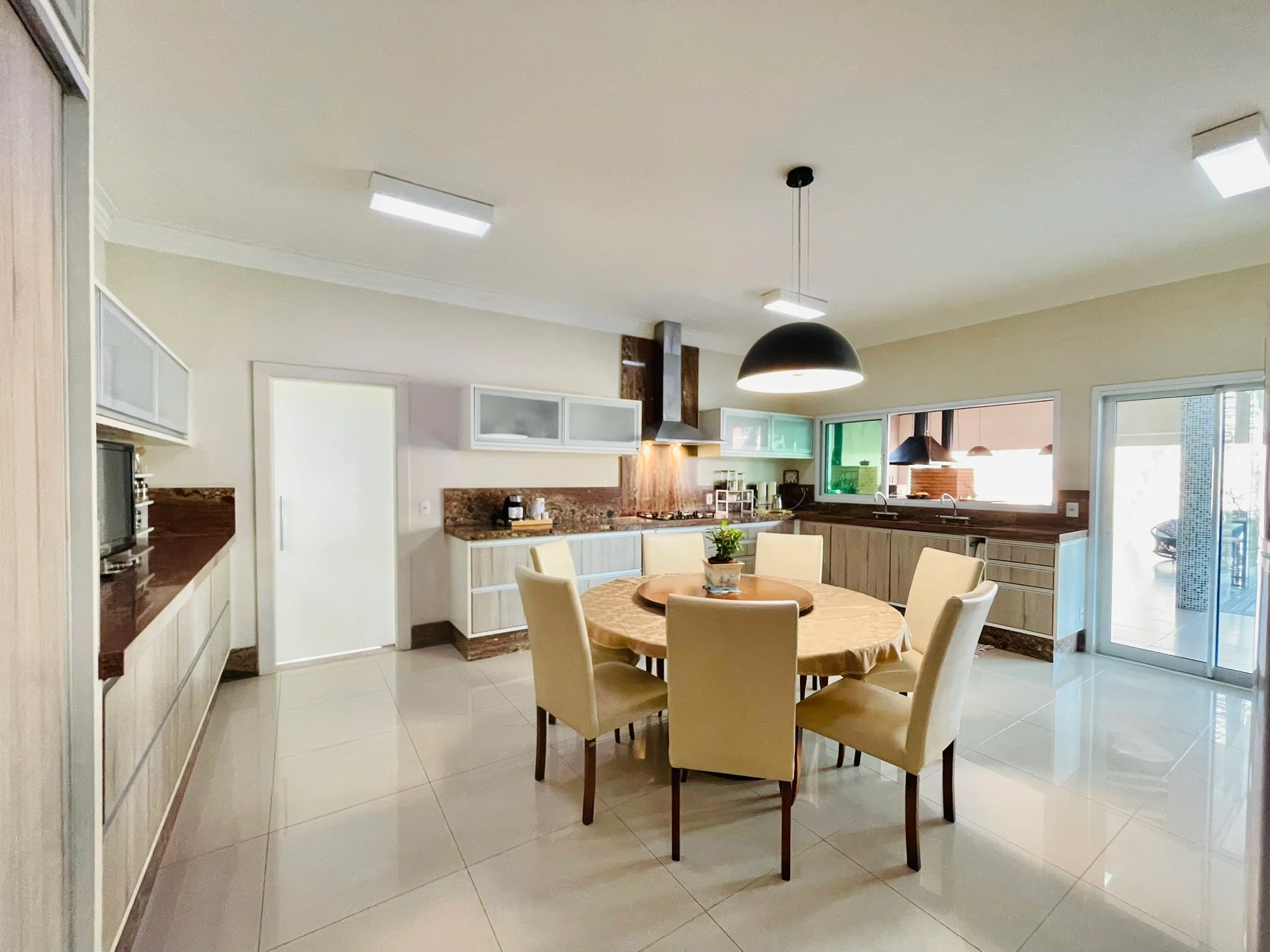 Casa à venda com 4 dormitórios no Condomínio Campos do Conde II em Tremembé/SP.